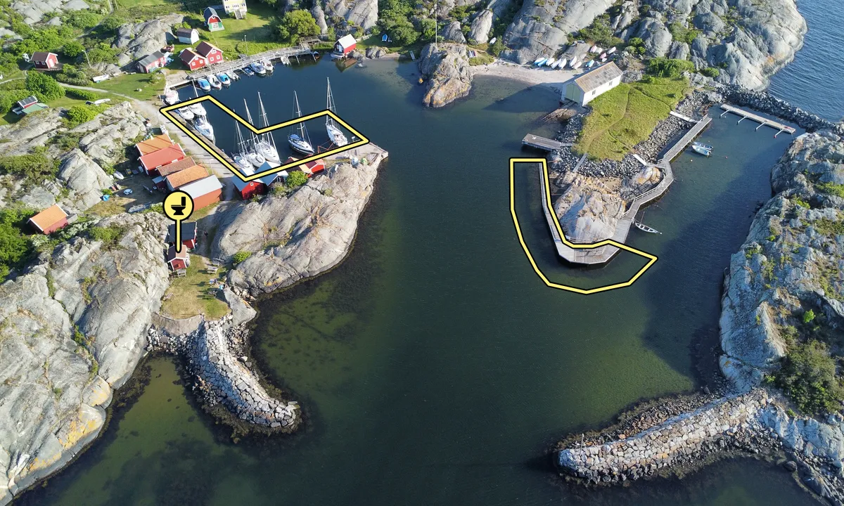 Ramsö Gästhamn: {"base": "en", "no": "Inngangen til Rams\u00f6. Seilb\u00e5ter fort\u00f8yer i den indre havnen til venstre, og mindre motorb\u00e5ter langs bryggen rett foran n\u00e5r du g\u00e5r inn i havnen.", "se": "Infarten till Rams\u00f6. Segelb\u00e5tar f\u00f6rt\u00f6jer i inre hamnen till v\u00e4nster, och mindre motorb\u00e5tar l\u00e4ngs kajen precis framf\u00f6r n\u00e4r du g\u00e5r in i hamnen.", "en": "The approach to Rams\u00f6. Sailboats moor in the inner harbour on the left, and smaller motorboats along the pier just in front as you enter the harbour.", "da": "Tilgangen til Rams\u00f6. Sejlb\u00e5de fort\u00f8jer i den indre havn til venstre, og mindre motorb\u00e5de langs kajen lige foran, n\u00e5r du kommer ind i havnen."}