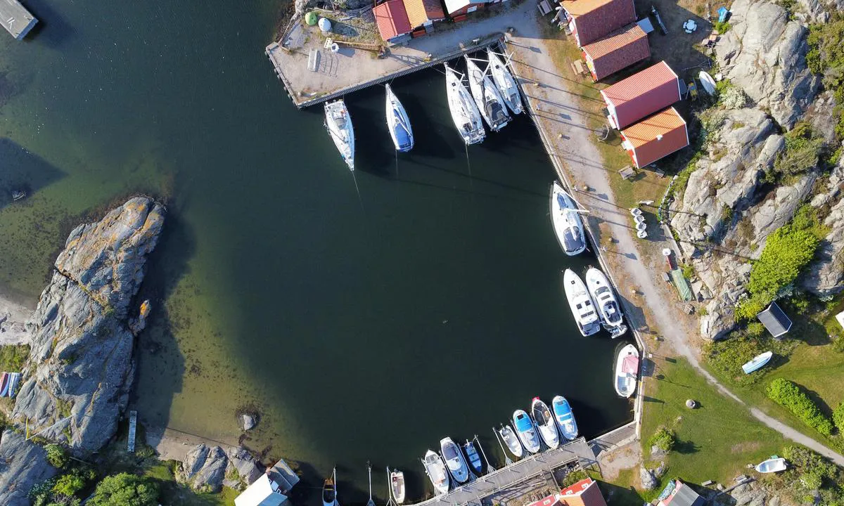 Longside and stern anchor is the preferred mooring for sailboats and larger motorboats in the inner harbour of Ramsö.