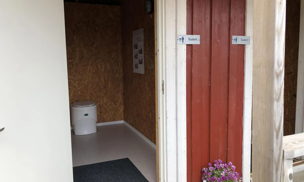 There are clean dry toilets close to the harbour of Ramsö