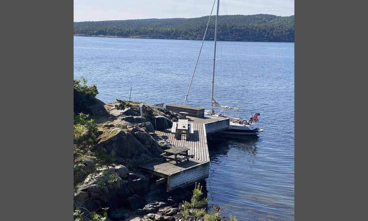 Ramsvikholmen Nord: Bryggen på nord-siden er også et godt alternativ. Ellers er det flere fortøyningsmuligheter i fjellet ved siden av. Det kan være mange båter her, så det settes pris på å fortøye med hekkanker til brygga. God dybde ytters? Og grunnere inn mot stranda.