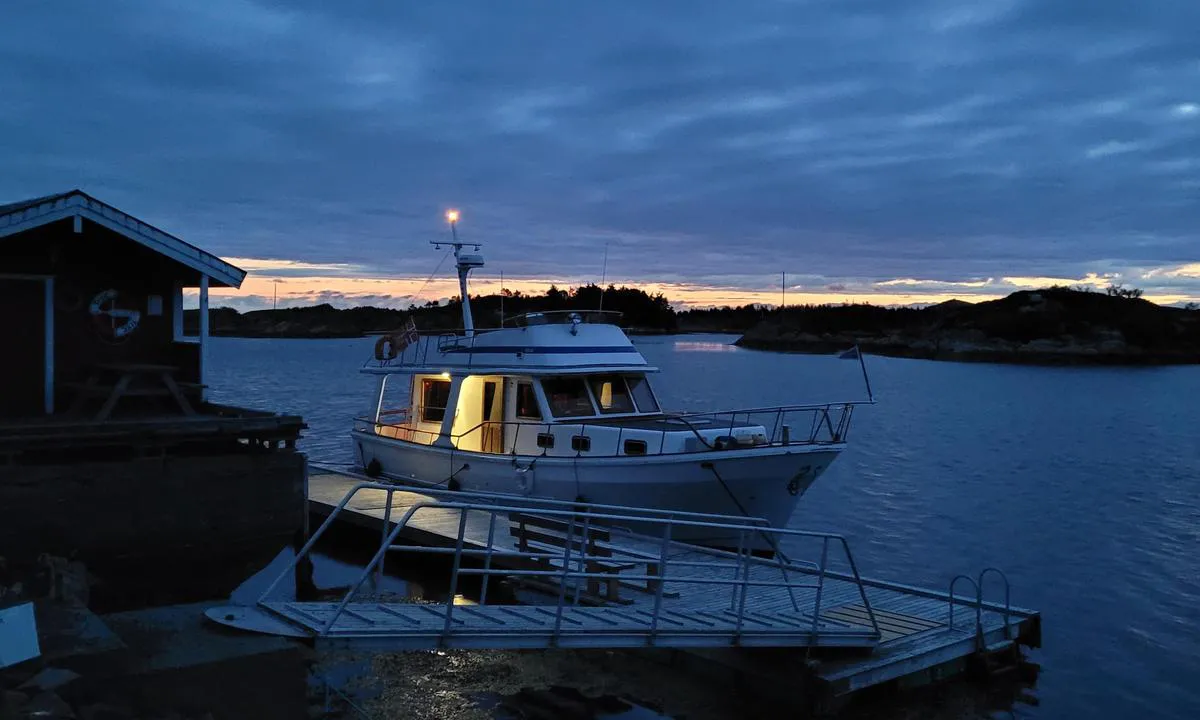 Rangøy sjøsport: {"base": "no", "no": "En trivelig liten brygge som kan brukes ved kortere anl\u00f8p, og over natt ved avtale med eier. \r\nHar dessverre ikke kontaktinformasjon tilgjengelig, men det var ikke noe problem \u00e5 snakke med de som er der", "se": "En trevlig liten brygga som kan anv\u00e4ndas vid kortare anl\u00f6p, och \u00f6ver natt vid avtal med \u00e4garen. Har tyv\u00e4rr inte kontaktinformation tillg\u00e4nglig, men det var inget problem att prata med de som \u00e4r d\u00e4r.", "en": "A cozy little pier that can be used for shorter stops, and overnight by arrangement with the owner.<br> Unfortunately, contact information is not available, but it was no problem to speak with those who are there.", "da": "En hyggelig lille mole som kan benyttes ved kortere anl\u00f8b og over natten ved aftale med ejeren. Der er desv\u00e6rre ingen kontaktoplysninger tilg\u00e6ngelige, men det var ikke noget problem at tale med dem, der er der."}