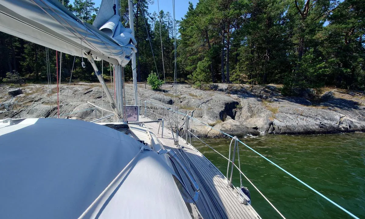 Rånö hamn: {"base": "en", "no": "Fort\u00f8yningsbolter p\u00e5 vestsiden.", "se": "F\u00f6rt\u00f6jningsbultar p\u00e5 v\u00e4stra sidan.", "en": "Mooring bolts on the west side.", "da": "Fort\u00f8jningsbolte p\u00e5 vestsiden.", "fr": "Boulons d'amarrage du c\u00f4t\u00e9 ouest.", "de": "Festmacherbolzen auf der Westseite.", "es": "Pernos de amarre en el lado oeste.", "it": "Bulloni d'ormeggio sul lato ovest.", "pt": "Parafusos de amarra\u00e7\u00e3o no lado oeste.", "nl": "Aanmeerbouten aan de westzijde.", "pl": "Kotwy cumownicze po zachodniej stronie.", "uk": "\u0428\u0432\u0430\u0440\u0442\u043e\u0432\u0456 \u0431\u043e\u043b\u0442\u0438 \u043d\u0430 \u0437\u0430\u0445\u0456\u0434\u043d\u0456\u0439 \u0441\u0442\u043e\u0440\u043e\u043d\u0456.", "ro": "\u0218uruburi de ancorare pe partea de vest.", "tr": "Bat\u0131 taraf\u0131nda ba\u011flanma c\u0131vatalar\u0131.", "el": "\u0392\u03af\u03b4\u03b5\u03c2 \u03c0\u03c1\u03cc\u03c3\u03b4\u03b5\u03c3\u03b7\u03c2 \u03c3\u03c4\u03b7\u03bd \u03b4\u03c5\u03c4\u03b9\u03ba\u03ae \u03c0\u03bb\u03b5\u03c5\u03c1\u03ac.", "cs": "\u00davazov\u00e9 \u0161rouby na z\u00e1padn\u00ed stran\u011b.", "hu": "Kik\u00f6t\u0151csavarok a nyugati oldalon.", "fi": "Kiinnityspultit l\u00e4nsipuolella.", "bg": "\u041f\u0430\u0442\u0440\u043e\u043d\u0438 \u0437\u0430 \u0448\u0432\u0430\u0440\u0442\u043e\u0432\u0430\u043d\u0435 \u043e\u0442 \u0437\u0430\u043f\u0430\u0434\u043d\u0430\u0442\u0430 \u0441\u0442\u0440\u0430\u043d\u0430.", "sr": "Sidreni vijci na zapadnoj strani.", "et": "Kinnituskruvid l\u00e4\u00e4nek\u00fcljel.", "lv": "Piest\u0101tnes skr\u016bves rietumu pus\u0113.", "lt": "\u0160vartavimo var\u017etai vakarin\u0117je pus\u0117je."}