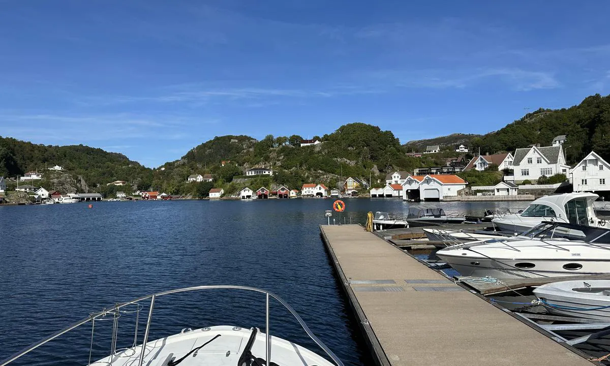 Rasvåg: {"base": "no", "no": "Gjesteplassene er langsides ved denne flytebrygga samt innerst.", "se": "G\u00e4stplatserna \u00e4r l\u00e4ngs med denna flytbrygga samt innerst.", "en": "The guest berths are alongside this floating dock, as well as at the innermost part.", "da": "G\u00e6stepladserne er langs siden af denne flydebro samt inderst.", "fr": "Les places pour les invit\u00e9s sont le long de ce ponton flottant et \u00e9galement \u00e0 l'int\u00e9rieur.", "de": "Gastliegepl\u00e4tze befinden sich l\u00e4ngsseits an diesem Schwimmsteg sowie ganz innen.", "es": "Los puestos para visitantes est\u00e1n a lo largo de este muelle flotante y en el interior.", "it": "I posti per gli ospiti sono lungo questo pontile galleggiante e all'interno.", "pt": "Os lugares para convidados ficam ao lado deste pont\u00e3o flutuante e tamb\u00e9m na parte mais interna.", "nl": "Gastenplaatsen zijn langszij bij deze drijvende steiger en verder naar binnen.", "pl": "Miejsca dla go\u015bci s\u0105 wzd\u0142u\u017c tego p\u0142ywaj\u0105cego pomostu oraz wewn\u0105trz.", "uk": "\u0413\u043e\u0441\u0442\u044c\u043e\u0432\u0456 \u043c\u0456\u0441\u0446\u044f \u0440\u043e\u0437\u0442\u0430\u0448\u043e\u0432\u0430\u043d\u0456 \u0432\u0437\u0434\u043e\u0432\u0436 \u0446\u044c\u043e\u0433\u043e \u043f\u043b\u0430\u0432\u0443\u0447\u043e\u0433\u043e \u043f\u0440\u0438\u0447\u0430\u043b\u0443, \u0430 \u0442\u0430\u043a\u043e\u0436 \u0432 \u0441\u0430\u043c\u0456\u0439 \u0433\u043b\u0438\u0431\u0438\u043d\u0456.", "ro": "Locurile pentru oaspe\u021bi sunt pe lateralul acestui ponton plutitor, precum \u0219i \u00een interior.", "tr": "Misafir yerleri bu y\u00fczer iskele boyunca yan yana ve en i\u00e7 k\u0131s\u0131mda yer almaktad\u0131r.", "el": "\u039f\u03b9 \u03b8\u03ad\u03c3\u03b5\u03b9\u03c2 \u03b5\u03c0\u03b9\u03c3\u03ba\u03b5\u03c0\u03c4\u03ce\u03bd \u03b5\u03af\u03bd\u03b1\u03b9 \u03b4\u03af\u03c0\u03bb\u03b1 \u03c3\u03b5 \u03b1\u03c5\u03c4\u03ae\u03bd \u03c4\u03b7\u03bd \u03c0\u03bb\u03c9\u03c4\u03ae \u03c0\u03c1\u03bf\u03b2\u03bb\u03ae\u03c4\u03b1 \u03ba\u03b1\u03b9 \u03c3\u03c4\u03bf \u03b5\u03c3\u03c9\u03c4\u03b5\u03c1\u03b9\u03ba\u03cc \u03c4\u03b7\u03c2.", "cs": "M\u00edsta pro hosty jsou na t\u00e9to plovouc\u00ed l\u00e1vce pod\u00e9l boku i nejvnit\u0159n\u011bj\u0161\u00ed.", "hu": "A vend\u00e9ghelyek az \u00fasz\u00f3 m\u00f3l\u00f3 mellett \u00e9s bel\u00fcl tal\u00e1lhat\u00f3k.", "fi": "Vieraspaikat ovat kylkikiinnityksell\u00e4 t\u00e4t\u00e4 kelluvaa laituria pitkin sek\u00e4 sisimm\u00e4ss\u00e4 osassa.", "bg": "\u0413\u043e\u0441\u0442\u0443\u0432\u0430\u0449\u0438\u0442\u0435 \u043c\u0435\u0441\u0442\u0430 \u0441\u0430 \u0443\u0441\u043f\u043e\u0440\u0435\u0434\u043d\u043e \u043d\u0430 \u0442\u043e\u0432\u0430 \u043f\u043b\u0430\u0432\u0430\u0449\u043e \u043f\u0440\u0438\u0441\u0442\u0430\u043d\u0438\u0449\u0435, \u043a\u0430\u043a\u0442\u043e \u0438 \u043d\u0430\u0439-\u0432\u044a\u0442\u0440\u0435\u0448\u043d\u0430\u0442\u0430 \u0447\u0430\u0441\u0442.", "sr": "Mesta za goste su uz bok ovog plutaju\u0107eg mola kao i najdublje unutra.", "et": "K\u00fclalisalused on pardaga vastu seda ujuvkaid ning ka k\u00f5ige sisemisel poolel.", "lv": "Viesu vietas ir gar \u0161o peldo\u0161o piest\u0101tni, k\u0101 ar\u012b visdzi\u013c\u0101kaj\u0101 gal\u0101.", "lt": "Sve\u010dio vietos yra \u0161alia \u0161io pl\u016bduriuojan\u010dio prieplaukos ir pa\u010diame viduje."}