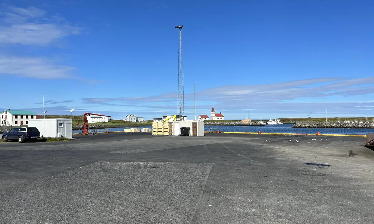 Raufarhöfn: {"base": "en", "no": "Havnekontor (hvit kontainer til venstre) p\u00e5 den tredje kaien.", "se": "Hamnm\u00e4starens kontor (vit container till v\u00e4nster) p\u00e5 den tredje bryggan.", "en": "Harbour masters office (white container on the left) on the third dock.", "da": "Havne kontor (hvid container til venstre) p\u00e5 den tredje bro.", "fr": "Bureau du ma\u00eetre de port (conteneur blanc sur la gauche) sur le troisi\u00e8me quai.", "de": "Hafenmeisterb\u00fcro (wei\u00dfer Container links) am dritten Steg.", "es": "Oficina del capit\u00e1n del puerto (contenedor blanco a la izquierda) en el tercer muelle.", "it": "Ufficio del comandante del porto (contenitore bianco sulla sinistra) al terzo molo.", "pt": "Escrit\u00f3rio do capit\u00e3o do porto (contentor branco \u00e0 esquerda) no terceiro cais.", "nl": "Havenmeesterskantoor (witte container aan de linkerkant) op de derde steiger.", "pl": "Biuro kapitana portu (bia\u0142y kontener po lewej) na trzecim nabrze\u017cu.", "uk": "\u041a\u0430\u043f\u0456\u0442\u0430\u043d\u0441\u044c\u043a\u0430 \u043a\u043e\u043d\u0442\u043e\u0440\u0430 (\u0431\u0456\u043b\u0438\u0439 \u043a\u043e\u043d\u0442\u0435\u0439\u043d\u0435\u0440 \u0437\u043b\u0456\u0432\u0430) \u043d\u0430 \u0442\u0440\u0435\u0442\u044c\u043e\u043c\u0443 \u043f\u0440\u0438\u0447\u0430\u043b\u0456.", "ro": "Biroul c\u0103pitaniei (container alb pe partea st\u00e2ng\u0103) pe al treilea dig.", "tr": "Liman kaptan\u0131 ofisi (sol taraftaki beyaz konteyner) \u00fc\u00e7\u00fcnc\u00fc iskelededir.", "el": "\u0393\u03c1\u03b1\u03c6\u03b5\u03af\u03bf \u03c4\u03bf\u03c5 \u03bb\u03b9\u03bc\u03b5\u03bd\u03ac\u03c1\u03c7\u03b7 (\u03bb\u03b5\u03c5\u03ba\u03cc \u03ba\u03bf\u03bd\u03c4\u03ad\u03b9\u03bd\u03b5\u03c1 \u03c3\u03c4\u03b1 \u03b1\u03c1\u03b9\u03c3\u03c4\u03b5\u03c1\u03ac) \u03c3\u03c4\u03b7\u03bd \u03c4\u03c1\u03af\u03c4\u03b7 \u03b1\u03c0\u03bf\u03b2\u03ac\u03b8\u03c1\u03b1.", "cs": "Kancel\u00e1\u0159 p\u0159\u00edstavn\u00edho kapit\u00e1na (b\u00edl\u00fd kontejner vlevo) na t\u0159et\u00edm molu.", "hu": "Kik\u00f6t\u0151i kapit\u00e1nyi iroda (feh\u00e9r kont\u00e9ner balra) a harmadik m\u00f3l\u00f3n.", "fi": "Satamakonttori (valkoinen kontti vasemmalla) kolmannella laiturilla.", "bg": "\u041e\u0444\u0438\u0441 \u043d\u0430 \u043f\u0440\u0438\u0441\u0442\u0430\u043d\u0438\u0449\u043d\u0438\u044f \u043a\u0430\u043f\u0438\u0442\u0430\u043d (\u0431\u044f\u043b \u043a\u043e\u043d\u0442\u0435\u0439\u043d\u0435\u0440 \u043e\u0442\u043b\u044f\u0432\u043e) \u043d\u0430 \u0442\u0440\u0435\u0442\u0438\u044f \u043a\u0435\u0439.", "sr": "Kancelarija lu\u010dkog kapetana (beli kontejner sa leve strane) na tre\u0107em doku.", "et": "Sadamakapteni kontor (valge konteiner vasakul) on kolmandal kai \u00e4\u00e4res.", "lv": "Ostas kaptei\u0146a birojs (balta konteinera\u0113ka pa kreisi) pie tre\u0161\u0101s piest\u0101tnes.", "lt": "Uosto kapitono biuras (baltas konteineris kair\u0117je) prie tre\u010diosios krantin\u0117s."}