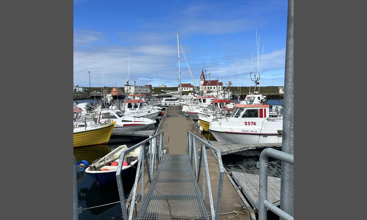 Raufarhöfn: {"base": "en", "no": "Pir med gjestekai p\u00e5 enden.", "se": "Fingerbryggor med g\u00e4stplats p\u00e5 \u00e4nden.", "en": "Finger docks with guest mooring on the end.", "da": "Fingerbroer med g\u00e6stebindinger for enden.", "fr": "Pontons lat\u00e9raux avec mouillage pour visiteurs \u00e0 l'extr\u00e9mit\u00e9.", "de": "Fingerstege mit G\u00e4steliegepl\u00e4tzen am Ende.", "es": "Muelles de dedos con amarre para invitados en el extremo.", "it": "Pontili laterali con ormeggi per gli ospiti alla fine.", "pt": "Docas de dedo com amarra\u00e7\u00e3o para visitantes na extremidade.", "nl": "Vingersteigers met gastenaansluiting aan het uiteinde.", "pl": "P\u0142ywaj\u0105ce pomosty z miejscami do cumowania go\u015bci na ko\u0144cu.", "uk": "\u041f\u0440\u0438\u0447\u0430\u043b\u044c\u043d\u0456 \u043f\u0456\u0440\u0441\u0438 \u0437 \u043c\u0456\u0441\u0446\u0435\u043c \u0434\u043b\u044f \u0448\u0432\u0430\u0440\u0442\u0443\u0432\u0430\u043d\u043d\u044f \u0433\u043e\u0441\u0442\u0435\u0439 \u043d\u0430 \u043a\u0456\u043d\u0446\u0456.", "ro": "Danele cu deget pentru acostare a oaspe\u021bilor la cap\u0103t.", "tr": "Misafir ba\u011flama yeri bulunan parmak iskeleler.", "el": "\u03a0\u03c1\u03bf\u03ba\u03c5\u03bc\u03b1\u03af\u03b5\u03c2 \u03bc\u03b5 \u03b4\u03ac\u03c7\u03c4\u03c5\u03bb\u03b1 \u03bc\u03b5 \u03b1\u03b3\u03ba\u03c5\u03c1\u03bf\u03b2\u03cc\u03bb\u03b9\u03bf \u03b5\u03c0\u03b9\u03c3\u03ba\u03b5\u03c0\u03c4\u03ce\u03bd \u03c3\u03c4\u03bf \u03c4\u03ad\u03bb\u03bf\u03c2.", "cs": "Finger mola s kotvi\u0161t\u011bm pro hosty na konci.", "hu": "Vend\u00e9gkik\u00f6t\u0151 az ujj-m\u00f3l\u00f3k v\u00e9g\u00e9n.", "fi": "Sormilaiturit, joissa vieraskiinnittyminen laiturin p\u00e4\u00e4ss\u00e4.", "bg": "\u041f\u0440\u0438\u0441\u0442\u0430\u043d\u0438\u0449\u0430 \u0441 \u043f\u0440\u044a\u0441\u0442\u043e\u0432\u0438 \u043a\u0435\u0439\u043e\u0432\u0435 \u0437\u0430 \u0433\u043e\u0441\u0442\u0443\u0432\u0430\u0449\u0438 \u043f\u043b\u0430\u0432\u0430\u0442\u0435\u043b\u043d\u0438 \u0441\u044a\u0434\u043e\u0432\u0435 \u043d\u0430 \u043a\u0440\u0430\u044f.", "sr": "Pontoni sa vezom za goste na kraju.", "et": "S\u00f5rmsillad koos k\u00fclalispoomiga l\u00f5pus.", "lv": "Piest\u0101tnes ar viesu pietauvo\u0161anos gal\u0101.", "lt": "Pir\u0161telin\u0117s prieplaukos su sve\u010di\u0173 \u0161vartavimosi vietomis gale."}