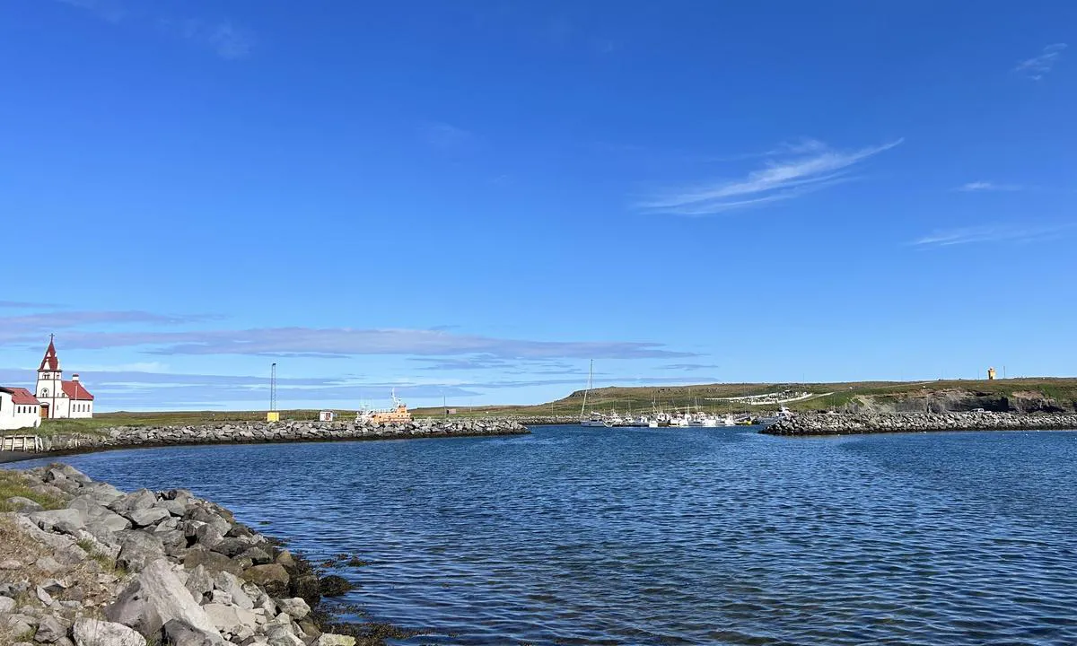 Raufarhöfn: {"base": "en", "no": "Inngang fra ytre havn til indre havn.", "se": "Inlopp fr\u00e5n yttre hamnen till inre hamnen.", "en": "Entrance from the outer harbour into the inner harbour.", "da": "Indsejling fra den ydre havn til den indre havn.", "fr": "Entr\u00e9e du port ext\u00e9rieur au port int\u00e9rieur.", "de": "Einfahrt vom \u00e4u\u00dferen Hafen in den inneren Hafen.", "es": "Entrada desde el puerto exterior al puerto interior.", "it": "Ingresso dal porto esterno al porto interno.", "pt": "Entrada do porto exterior para o porto interior.", "nl": "Toegang van de buitenhaven naar de binnenhaven.", "pl": "Wej\u015bcie z portu zewn\u0119trznego do portu wewn\u0119trznego.", "uk": "\u0412\u0445\u0456\u0434 \u0456\u0437 \u0437\u043e\u0432\u043d\u0456\u0448\u043d\u044c\u043e\u0457 \u0433\u0430\u0432\u0430\u043d\u0456 \u0443 \u0432\u043d\u0443\u0442\u0440\u0456\u0448\u043d\u044e \u0433\u0430\u0432\u0430\u043d\u044c.", "ro": "Intrarea dinspre portul extern \u00een portul intern.", "tr": "D\u0131\u015f limandan i\u00e7 limana giri\u015f.", "el": "\u0395\u03af\u03c3\u03bf\u03b4\u03bf\u03c2 \u03b1\u03c0\u03cc \u03c4\u03bf \u03b5\u03be\u03c9\u03c4\u03b5\u03c1\u03b9\u03ba\u03cc \u03bb\u03b9\u03bc\u03ac\u03bd\u03b9 \u03c3\u03c4\u03bf \u03b5\u03c3\u03c9\u03c4\u03b5\u03c1\u03b9\u03ba\u03cc \u03bb\u03b9\u03bc\u03ac\u03bd\u03b9.", "cs": "Vstup z vn\u011bj\u0161\u00edho p\u0159\u00edstavu do vnit\u0159n\u00edho p\u0159\u00edstavu.", "hu": "Bej\u00e1rat a k\u00fcls\u0151 kik\u00f6t\u0151b\u0151l a bels\u0151 kik\u00f6t\u0151be.", "fi": "Sis\u00e4\u00e4nk\u00e4ynti ulkosatamasta sis\u00e4satamaan.", "bg": "\u0412\u0445\u043e\u0434 \u043e\u0442 \u0432\u044a\u043d\u0448\u043d\u043e\u0442\u043e \u043f\u0440\u0438\u0441\u0442\u0430\u043d\u0438\u0449\u0435 \u043a\u044a\u043c \u0432\u044a\u0442\u0440\u0435\u0448\u043d\u043e\u0442\u043e \u043f\u0440\u0438\u0441\u0442\u0430\u043d\u0438\u0449\u0435.", "sr": "\u0423\u043b\u0430\u0437 \u0438\u0437 \u0441\u043f\u043e\u0459\u043d\u043e\u0433 \u043b\u0443\u043a\u0430 \u0443 \u0443\u043d\u0443\u0442\u0440\u0430\u0448\u045a\u0438 \u043b\u0443\u043a.", "et": "Sissep\u00e4\u00e4s v\u00e4limisest sadamast sisemisse sadamasse.", "lv": "Ieeja no \u0101r\u0113j\u0101s ostas iek\u0161\u0113j\u0101 ost\u0101.", "lt": "\u012eplaukimas i\u0161 i\u0161orinio uosto \u012f vidin\u012f uost\u0105."}