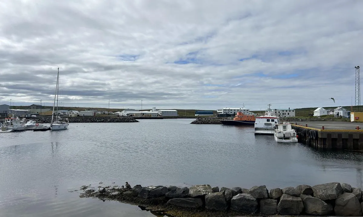 Raufarhöfn: {"base": "en", "no": "Utsikt mot inngangen til indre havn.", "se": "Utsikt mot inloppet av den inre hamnen.", "en": "View towards the entrance of the inner harbour.", "da": "Udsigt mod indsejlingen til den indre havn.", "fr": "Vue vers l'entr\u00e9e du port int\u00e9rieur.", "de": "Blick auf die Einfahrt zum Binnenhafen.", "es": "Vista hacia la entrada del puerto interior.", "it": "Vista verso l'ingresso del porto interno.", "pt": "Vista para a entrada do porto interno.", "nl": "Uitzicht op de ingang van de binnenhaven.", "pl": "Widok w kierunku wej\u015bcia do wewn\u0119trznej przystani.", "uk": "\u0412\u0438\u0434 \u043d\u0430 \u0432\u0445\u0456\u0434 \u0434\u043e \u0432\u043d\u0443\u0442\u0440\u0456\u0448\u043d\u044c\u043e\u0457 \u0433\u0430\u0432\u0430\u043d\u0456.", "ro": "Vedere c\u0103tre intrarea \u00een portul interior.", "tr": "\u0130\u00e7 liman\u0131n giri\u015fine do\u011fru manzara.", "el": "\u0398\u03ad\u03b1 \u03c0\u03c1\u03bf\u03c2 \u03c4\u03b7\u03bd \u03b5\u03af\u03c3\u03bf\u03b4\u03bf \u03c4\u03bf\u03c5 \u03b5\u03c3\u03c9\u03c4\u03b5\u03c1\u03b9\u03ba\u03bf\u03cd \u03bb\u03b9\u03bc\u03b1\u03bd\u03b9\u03bf\u03cd.", "cs": "Pohled sm\u011brem k vjezdu do vnit\u0159n\u00edho p\u0159\u00edstavu.", "hu": "Kil\u00e1t\u00e1s a bels\u0151 kik\u00f6t\u0151 bej\u00e1rat\u00e1hoz.", "fi": "N\u00e4kym\u00e4 sis\u00e4sataman sis\u00e4\u00e4nk\u00e4ynnille.", "bg": "\u0418\u0437\u0433\u043b\u0435\u0434 \u043a\u044a\u043c \u0432\u0445\u043e\u0434\u0430 \u043d\u0430 \u0432\u044a\u0442\u0440\u0435\u0448\u043d\u043e\u0442\u043e \u043f\u0440\u0438\u0441\u0442\u0430\u043d\u0438\u0449\u0435.", "sr": "Pogled prema ulazu u unutra\u0161nju luku.", "et": "Vaade sisemere sadama sissep\u00e4\u00e4su suunas.", "lv": "Skats uz iek\u0161\u0113j\u0101 ostas ieeju.", "lt": "Vaizdas \u012f vidinio uosto \u012fplauk\u0105."}