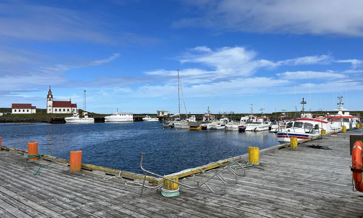 Raufarhöfn: {"base": "en", "no": "Flytebrygger med flytende gjestebrygge p\u00e5 hodet av flytebryggene.", "se": "Fingerdockor med flytande g\u00e4stponton p\u00e5 huvudet av fingerdockorna.", "en": "Finger docks with floating guest pontoon on the head of the finger docks.", "da": "Fingerbroer med flydende g\u00e6steponton p\u00e5 hovedet af fingerbroerne.", "fr": "Pontons en \u00e9pi avec ponton flottant d'accueil \u00e0 la t\u00eate des pontons en \u00e9pi.", "de": "Fingerstege mit schwimmendem G\u00e4steponton am Kopf der Fingerstege.", "es": "Muelles de dedos con pont\u00f3n flotante para invitados en la cabecera de los muelles de dedos.", "it": "Pontili a dito con pontone galleggiante per gli ospiti all'estremit\u00e0 dei pontili a dito.", "pt": "Pont\u00f5es de dedo com cais flutuante para convidados na cabe\u00e7a dos pont\u00f5es de dedo.", "nl": "Vingersteigers met drijvend gastenpontoon aan de kop van de vingersteigers.", "pl": "Pi\u00f3ra na pomostach z p\u0142ywaj\u0105cym pomostem dla go\u015bci na ko\u0144cu pi\u00f3r.", "uk": "\u041f\u043e\u043d\u0442\u043e\u043d\u0438 \u0437 \u043f\u0440\u0438\u0447\u0430\u043b\u044c\u043d\u0438\u043c\u0438 \u043f\u0430\u043b\u044c\u0446\u044f\u043c\u0438 \u0437 \u043f\u043e\u043f\u043b\u0430\u0432\u043a\u043e\u0432\u0438\u043c \u043f\u043e\u043d\u0442\u043e\u043d\u043e\u043c \u0434\u043b\u044f \u0433\u043e\u0441\u0442\u0435\u0439 \u043d\u0430 \u043a\u0456\u043d\u0446\u0456 \u043f\u0440\u0438\u0447\u0430\u043b\u044c\u043d\u0438\u0445 \u043f\u0430\u043b\u044c\u0446\u0456\u0432.", "ro": "Pontoane de acostare cu deget \u0219i ponton plutitor pentru oaspe\u021bi la cap\u0103tul pontoanelor de acostare cu deget.", "tr": "Parmak iskelelerde, parmak iskelelerin ba\u015f\u0131nda y\u00fczer misafir pontonu ile birlikte.", "el": "\u03a0\u03c1\u03bf\u03b2\u03bb\u03ae\u03c4\u03b5\u03c2 <i>finger</i> \u03bc\u03b5 \u03c0\u03bb\u03c9\u03c4\u03ae \u03b1\u03c0\u03bf\u03b2\u03ac\u03b8\u03c1\u03b1 \u03b5\u03c0\u03b9\u03c3\u03ba\u03b5\u03c0\u03c4\u03ce\u03bd \u03c3\u03c4\u03b7\u03bd \u03ba\u03b5\u03c6\u03b1\u03bb\u03ae \u03c4\u03c9\u03bd \u03c0\u03c1\u03bf\u03b2\u03bb\u03b7\u03c4\u03ce\u03bd <i>finger</i>.", "cs": "Prstov\u00e1 mola s plovouc\u00edm pontonem pro hosty na konci prstov\u00fdch mol.", "hu": "Ujjas m\u00f3l\u00f3k \u00fasz\u00f3 vend\u00e9gpontonokkal az ujjas m\u00f3l\u00f3k v\u00e9g\u00e9n.", "fi": "Sormilaiturit, joiden p\u00e4\u00e4ss\u00e4 kelluva vierasponttoni.", "bg": "\u041f\u043b\u0430\u0432\u0430\u0449\u0438 \u043a\u0435\u0439\u043e\u0432\u0435 \u0441 \u043f\u043b\u0430\u0432\u0430\u0449 \u0433\u043e\u0441\u0442\u0443\u0432\u0430\u0449 \u043f\u043e\u043d\u0442\u043e\u043d \u0432 \u043d\u0430\u0447\u0430\u043b\u043e\u0442\u043e \u043d\u0430 \u043f\u043b\u0430\u0432\u0430\u0449\u0438\u0442\u0435 \u043a\u0435\u0439\u043e\u0432\u0435.", "sr": "Pristani\u0161ta u obliku prstiju sa plutaju\u0107im gostuju\u0107im pontonom na \u010delu pristani\u0161ta u obliku prstiju.", "et": "Ujuvpontoonide s\u00f5rmsillad, mille s\u00f5rmsildade otsas on k\u00fclalistele m\u00f5eldud ujuvpontoon.", "lv": "Pirkstu piest\u0101tnes ar peldo\u0161o viesu pontonu pirkstu piest\u0101t\u0146u gal\u0101.", "lt": "Prieplaukos su plaukiojan\u010diu sve\u010di\u0173 pontonu prie prieplauk\u0173 galvos."}
