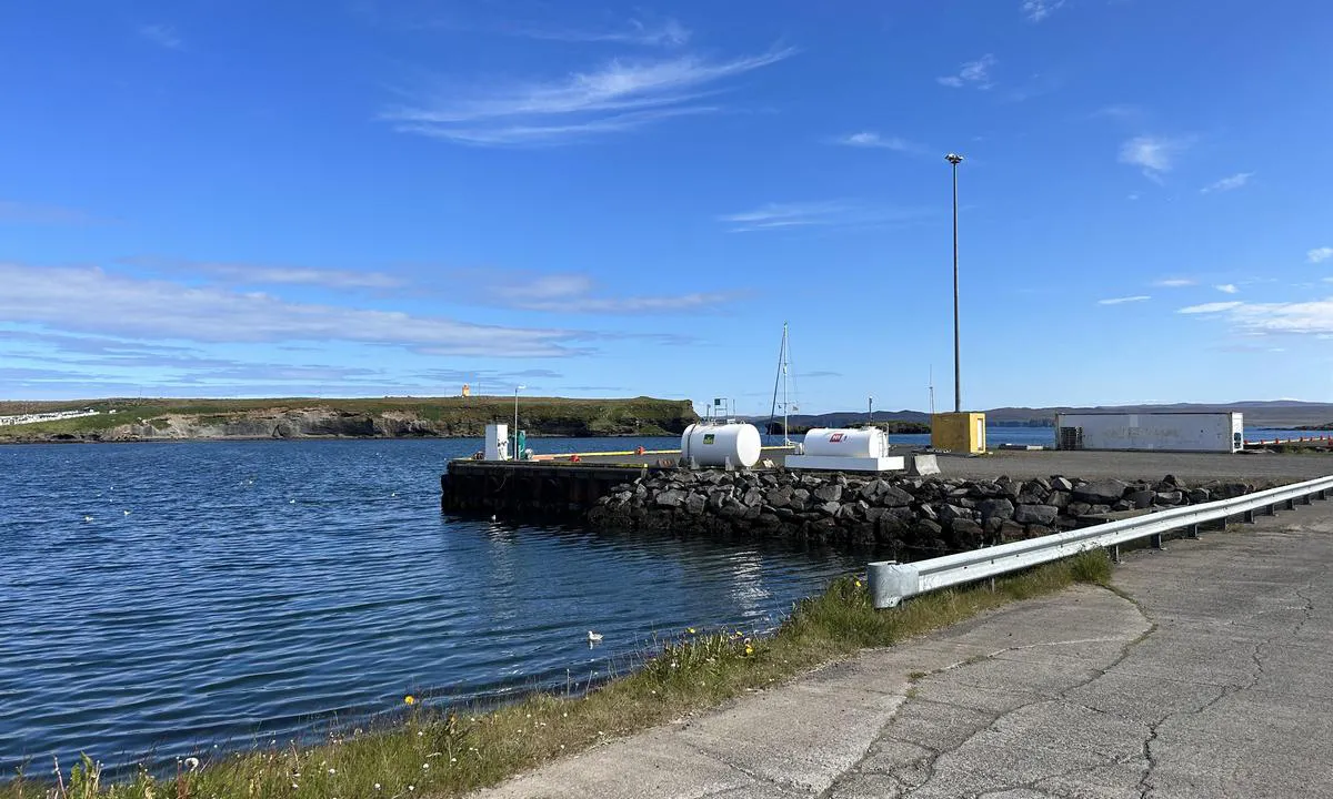 Raufarhöfn: {"base": "en", "no": "Bensinstasjon p\u00e5 den andre bryggen. Krever forh\u00e5ndsbetalt kort fra n1.is.", "se": "Br\u00e4nslestation vid andra bryggan. Beh\u00f6ver f\u00f6rbetalt kort fr\u00e5n n1.is.", "en": "Fuel station on the second dock. Needs prepayed card from n1.is", "da": "Br\u00e6ndstofstation p\u00e5 den anden mole. Kr\u00e6ver forudbetalt kort fra n1.is", "fr": "Station de carburant sur le deuxi\u00e8me quai. N\u00e9cessite une carte pr\u00e9pay\u00e9e de n1.is", "de": "Tankstelle am zweiten Dock. Ben\u00f6tigt eine vorab bezahlte Karte von n1.is", "es": "Estaci\u00f3n de combustible en el segundo muelle. Necesita tarjeta prepago de n1.is", "it": "Stazione di carburante sul secondo molo. \u00c8 necessaria una carta prepagata da n1.is", "pt": "Esta\u00e7\u00e3o de combust\u00edvel no segundo cais. Necessita de cart\u00e3o pr\u00e9-pago da n1.is", "nl": "Tankstation op de tweede steiger. Voorafbetaalde kaart nodig van n1.is", "pl": "Stacja paliw na drugim pomo\u015bcie. Wymagana karta przedp\u0142acona z n1.is", "uk": "\u0417\u0430\u043f\u0440\u0430\u0432\u043a\u0430 \u043d\u0430 \u0434\u0440\u0443\u0433\u043e\u043c\u0443 \u043f\u0440\u0438\u0447\u0430\u043b\u0456. \u041f\u043e\u0442\u0440\u0456\u0431\u043d\u0430 \u043f\u0435\u0440\u0435\u0434\u043f\u043b\u0430\u0447\u0435\u043d\u0430 \u043a\u0430\u0440\u0442\u043a\u0430 \u0437 n1.is", "ro": "Sta\u021bie de alimentare pe al doilea dig. Necesit\u0103 un card prepl\u0103tit de la n1.is", "tr": "Yak\u0131t istasyonu ikinci iskelede. n1.is'ten \u00f6n \u00f6demeli kart gerektiriyor.", "el": "\u03a3\u03c4\u03b1\u03b8\u03bc\u03cc\u03c2 \u03ba\u03b1\u03c5\u03c3\u03af\u03bc\u03c9\u03bd \u03c3\u03c4\u03b7 \u03b4\u03b5\u03cd\u03c4\u03b5\u03c1\u03b7 \u03b1\u03c0\u03bf\u03b2\u03ac\u03b8\u03c1\u03b1. \u0391\u03c0\u03b1\u03b9\u03c4\u03b5\u03af\u03c4\u03b1\u03b9 \u03c0\u03c1\u03bf\u03c0\u03bb\u03b7\u03c1\u03c9\u03bc\u03ad\u03bd\u03b7 \u03ba\u03ac\u03c1\u03c4\u03b1 \u03b1\u03c0\u03cc \u03c4\u03bf n1.is", "cs": "\u010cerpac\u00ed stanice na druh\u00e9m molu. Pot\u0159ebuje p\u0159edplacenou kartu z n1.is.", "hu": "Benzink\u00fat a m\u00e1sodik m\u00f3l\u00f3n. El\u0151re fizetett k\u00e1rty\u00e1ra van sz\u00fcks\u00e9g a n1.is oldalon.", "fi": "Polttoaineasema toisella laiturilla. Tarvitsee etuk\u00e4teen maksetun kortin n1.is -sivustolta.", "bg": "\u0411\u0435\u043d\u0437\u0438\u043d\u043e\u0441\u0442\u0430\u043d\u0446\u0438\u044f \u043d\u0430 \u0432\u0442\u043e\u0440\u043e\u0442\u043e \u043a\u0435\u0439\u043e\u0432\u043e \u043c\u044f\u0441\u0442\u043e. \u041d\u0435\u043e\u0431\u0445\u043e\u0434\u0438\u043c\u0430 \u0435 \u043f\u0440\u0435\u0434\u043f\u043b\u0430\u0442\u0435\u043d\u0430 \u043a\u0430\u0440\u0442\u0430 \u043e\u0442 n1.is", "sr": "Benzinska stanica na drugom pristani\u0161tu. Potrebna je unapred pla\u0107ena kartica sa n1.is", "et": "Tankla teisel kaidel. Vajalik ettemakstud kaart aadressilt n1.is", "lv": "Degvielas uzpildes stacija uz otr\u0101 piest\u0101t\u0146a. Nepiecie\u0161ama iepriek\u0161 apmaks\u0101ta karte no n1.is", "lt": "Degalin\u0117 antrajame doke. Reikia i\u0161ankstinio apmok\u0117jimo kortel\u0117s i\u0161 n1.is"}