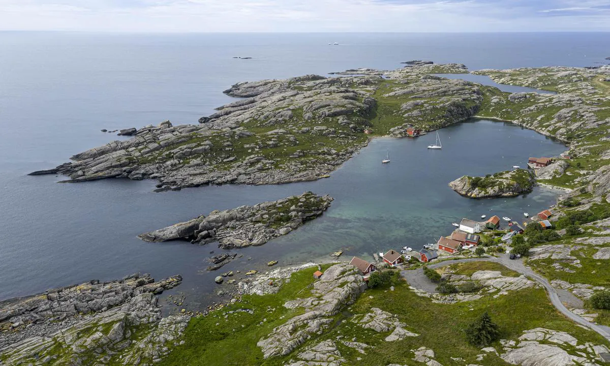 Rausvågen: {"base": "no", "no": "Rausv\u00e5gen er godt skjermet for v\u00e6r og vind.", "se": "Rausv\u00e5gen \u00e4r v\u00e4l skyddad mot v\u00e4der och vind.", "en": "Rausv\u00e5gen is well sheltered from weather and wind.", "da": "Rausv\u00e5gen er godt sk\u00e6rmet for vejr og vind.", "fr": "Rausv\u00e5gen est bien abrit\u00e9 des intemp\u00e9ries et du vent.", "de": "Rausv\u00e5gen ist gut vor Wetter und Wind gesch\u00fctzt.", "es": "Rausv\u00e5gen est\u00e1 bien protegida del clima y el viento.", "it": "Rausv\u00e5gen \u00e8 ben riparata dal tempo e dal vento.", "pt": "Rausv\u00e5gen \u00e9 bem abrigado do tempo e do vento.", "nl": "Rausv\u00e5gen is goed beschut tegen weer en wind.", "pl": "Rausv\u00e5gen jest dobrze os\u0142oni\u0119ty przed pogod\u0105 i wiatrem.", "uk": "\u0420\u0430\u0443\u0441\u0432\u043e\u0433\u0435\u043d \u0434\u043e\u0431\u0440\u0435 \u0437\u0430\u0445\u0438\u0449\u0435\u043d\u0438\u0439 \u0432\u0456\u0434 \u043f\u043e\u0433\u043e\u0434\u0438 \u0442\u0430 \u0432\u0456\u0442\u0440\u0443.", "ro": "Rausv\u00e5gen este bine protejat de vreme \u0219i v\u00e2nt.", "tr": "Rausv\u00e5gen hava ve r\u00fczgara kar\u015f\u0131 iyi korunmu\u015ftur.", "el": "\u03a4\u03bf Rausv\u00e5gen \u03b5\u03af\u03bd\u03b1\u03b9 \u03ba\u03b1\u03bb\u03ac \u03c0\u03c1\u03bf\u03c3\u03c4\u03b1\u03c4\u03b5\u03c5\u03bc\u03ad\u03bd\u03bf \u03b1\u03c0\u03cc \u03ba\u03b1\u03b9\u03c1\u03cc \u03ba\u03b1\u03b9 \u03ac\u03bd\u03b5\u03bc\u03bf.", "cs": "Rausv\u00e5gen je dob\u0159e chr\u00e1n\u011bn p\u0159ed po\u010das\u00edm a v\u011btrem.", "hu": "Rausv\u00e5gen j\u00f3l v\u00e9dett az id\u0151j\u00e1r\u00e1s \u00e9s a sz\u00e9l ellen.", "fi": "Rausv\u00e5gen on hyvin suojattu s\u00e4\u00e4lt\u00e4 ja tuulelta.", "bg": "Rausv\u00e5gen \u0435 \u0434\u043e\u0431\u0440\u0435 \u0437\u0430\u0449\u0438\u0442\u0435\u043d \u043e\u0442 \u0432\u044f\u0442\u044a\u0440 \u0438 \u0432\u0440\u0435\u043c\u0435.", "sr": "Rausv\u00e5gen je dobro za\u0161ti\u0107en od vremenskih prilika i vetra.", "et": "Rausv\u00e5gen on h\u00e4sti kaitstud ilmastiku ja tuule eest.", "lv": "Rausv\u00e5gen ir labi aizsarg\u0101ts no laika apst\u0101k\u013ciem un v\u0113ja.", "lt": "Rausv\u00e5gen yra gerai apsaugotas nuo oro ir v\u0117jo."}