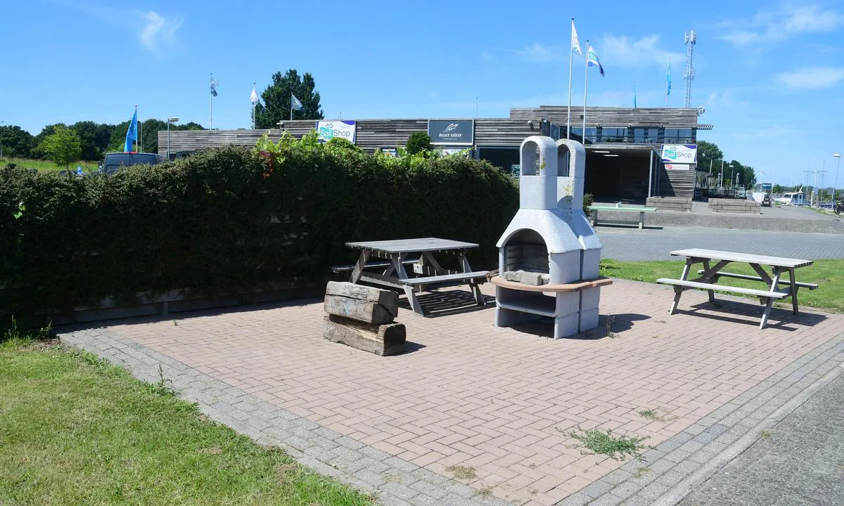 Regatta Center Medemblik: {"base": "no", "no": "Grillplass", "se": "Grillplats", "en": "Barbecue area", "da": "Grillplads", "fr": "Aire de barbecue", "de": "Grillplatz", "es": "\u00c1rea de parrillas", "it": "Area barbecue", "pt": "\u00c1rea para churrasco", "nl": "Grillplaats", "pl": "Miejsce do grillowania", "uk": "\u041c\u0456\u0441\u0446\u0435 \u0434\u043b\u044f \u0431\u0430\u0440\u0431\u0435\u043a\u044e", "ro": "Loc pentru gr\u0103tar", "tr": "Izgara alan\u0131", "el": "\u03a7\u03ce\u03c1\u03bf\u03c2 \u03c8\u03b7\u03c3\u03c4\u03b1\u03c1\u03b9\u03ac\u03c2", "cs": "M\u00edsto pro grilov\u00e1n\u00ed", "hu": "Grillez\u0151hely", "fi": "Grillipaikka", "bg": "\u041c\u044f\u0441\u0442\u043e \u0437\u0430 \u0431\u0430\u0440\u0431\u0435\u043a\u044e", "sr": "\u041c\u0435\u0441\u0442\u043e \u0437\u0430 \u0440\u043e\u0448\u0442\u0438\u0459", "et": "Grillimisala", "lv": "Gril\u0113\u0161anas vieta", "lt": "Kepsni\u0173 vieta"}