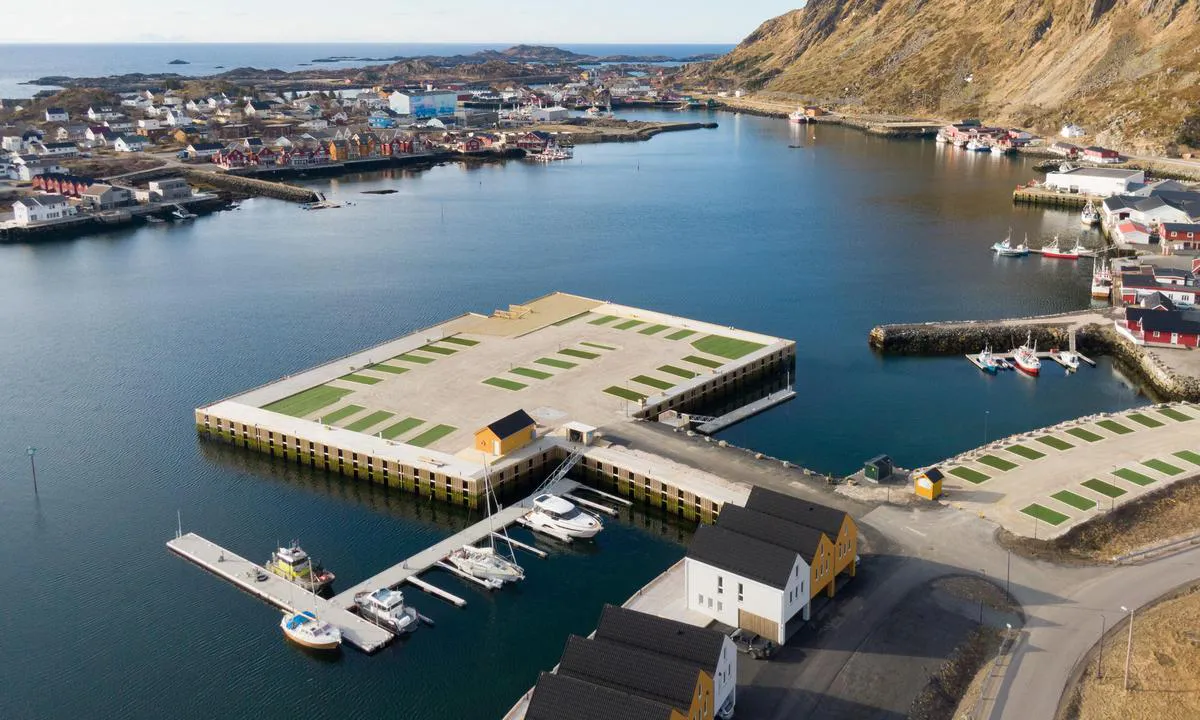 Reineholmen Gjestehavn: {"base": "no", "no": "Bryggene p\u00e5 begge sider av veien ut til holmen er gjestebrygger.", "se": "Bryggorna p\u00e5 b\u00e5da sidorna av v\u00e4gen ut till holmen \u00e4r g\u00e4stbryggor.", "en": "The docks on both sides of the road leading to the islet are guest docks.", "da": "Bryggerne p\u00e5 begge sider af vejen ud til holmen er g\u00e6stebroer."}