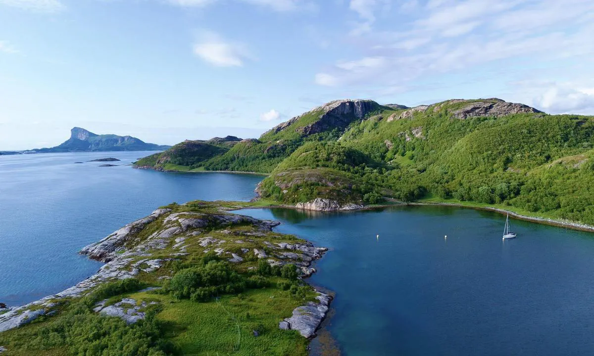 Renga: {"base": "no", "no": "Sett fra s\u00f8r. Oppe til venstre ser vi R\u00f8d\u00f8yl\u00f8va :-)\r\nFoto: Tom Antonsen", "se": "Sett fr\u00e5n s\u00f6der. Uppe till v\u00e4nster ser vi R\u00f6d\u00f8yl\u00f8va :-)<br>Foto: Tom Antonsen", "en": "Seen from the south. Up to the left, we see R\u00f8d\u00f8yl\u00f8va :-)<br />Photo: Tom Antonsen", "da": "Set fra syd. Oppe til venstre ser vi R\u00f8d\u00f8yl\u00f8ven :-)<br>Foto: Tom Antonsen", "fr": "Vu du sud. En haut \u00e0 gauche, nous voyons R\u00f8d\u00f8yl\u00f8va :-)<br>Photo : Tom Antonsen", "de": "Vom S\u00fcden gesehen. Oben links sehen wir den R\u00f8d\u00f8yl\u00f8va :-) <br>Foto: Tom Antonsen", "es": "Visto desde el sur. Arriba a la izquierda vemos R\u00f8d\u00f8yl\u00f8va :-) <br> Foto: Tom Antonsen", "it": "Vista da sud. In alto a sinistra vediamo il R\u00f8d\u00f8yl\u00f8va :-)<br>Foto: Tom Antonsen", "pt": "Vista do sul. No canto superior esquerdo vemos R\u00f8d\u00f8yl\u00f8va :-) <br>Foto: Tom Antonsen", "nl": "Gezien vanaf het zuiden. Links bovenaan zien we R\u00f8d\u00f8yl\u00f8va :-)<br>Foto: Tom Antonsen", "pl": "Widok od po\u0142udnia. Po lewej stronie widzimy R\u00f8d\u00f8yl\u00f8va :-)\nZdj\u0119cie: Tom Antonsen", "uk": "\u0412\u0438\u0434 \u0437 \u043f\u0456\u0432\u0434\u043d\u044f. \u0412\u0433\u043e\u0440\u0456 \u043b\u0456\u0432\u043e\u0440\u0443\u0447 \u0432\u0438\u0434\u043d\u043e \u0420\u044c\u043e\u0434\u0435\u0439\u043b\u043e\u0432\u0443 :-) <br />\u0424\u043e\u0442\u043e: \u0422\u043e\u043c \u0410\u043d\u0442\u043e\u043d\u0441\u0435\u043d", "ro": "V\u0103zut dinspre sud. Sus \u00een st\u00e2nga vedem R\u00f8d\u00f8yl\u00f8va :-)<br>Foto: Tom Antonsen", "tr": "G\u00fcneyden bak\u0131ld\u0131\u011f\u0131nda. Sol \u00fcstte R\u00f8d\u00f8yl\u00f8va'y\u0131 g\u00f6r\u00fcyoruz :-) <br>Foto\u011fraf: Tom Antonsen", "el": "\u0395\u03bc\u03c6\u03ac\u03bd\u03b9\u03c3\u03b7 \u03b1\u03c0\u03cc \u03bd\u03cc\u03c4\u03bf. \u03a0\u03ac\u03bd\u03c9 \u03b1\u03c1\u03b9\u03c3\u03c4\u03b5\u03c1\u03ac \u03b2\u03bb\u03ad\u03c0\u03bf\u03c5\u03bc\u03b5 \u03c4\u03bf R\u00f8d\u00f8yl\u00f8va :-)<br>\u03a6\u03c9\u03c4\u03bf\u03b3\u03c1\u03b1\u03c6\u03af\u03b1: \u03a4\u03bf\u03bc \u0386\u03bd\u03c4\u03bf\u03bd\u03c3\u03b5\u03bd", "cs": "Pohled z jihu. Naho\u0159e vlevo vid\u00edme R\u00f8d\u00f8yl\u00f8va :-) <br>Foto: Tom Antonsen", "hu": "D\u00e9lr\u0151l n\u00e9zve. Balra fent l\u00e1tjuk a R\u00f8d\u00f8yl\u00f8va-t :-)<br>Fot\u00f3: Tom Antonsen", "fi": "Etel\u00e4st\u00e4 katsottuna. Vasemmalla ylh\u00e4\u00e4ll\u00e4 n\u00e4kyy R\u00f8d\u00f8yl\u00f8va :-)<br> Valokuva: Tom Antonsen", "bg": "\u041f\u043e\u0433\u043b\u0435\u0434\u043d\u0430\u0442\u043e \u043e\u0442 \u044e\u0433. \u0412\u043b\u044f\u0432\u043e \u0432\u0438\u0436\u0434\u0430\u043c\u0435 \u0420\u044c\u043e\u0434\u044c\u043e\u043b\u044c\u043e\u0432\u0430 :-) <br> \u0424\u043e\u0442\u043e: \u0422\u043e\u043c \u0410\u043d\u0442\u043e\u043d\u0441\u0435\u043d", "sr": "Gledano sa juga. Gore levo vidimo R\u00f8d\u00f8yl\u00f8va :-) <br>Foto: Tom Antonsen", "et": "Vaade l\u00f5unast. \u00dcleval vasakul n\u00e4eme R\u00f8d\u00f8yl\u00f8va :-)\nFoto: Tom Antonsen", "lv": "Skats no dienvidiem. Aug\u0161\u0101 pa kreisi redzam R\u00f8d\u00f8yl\u00f8va :-) <br>Foto: Tom Antonsen", "lt": "Matyti i\u0161 piet\u0173. Kair\u0117je vir\u0161uje matome R\u00f8d\u00f8yl\u00f8va :-) <br>Nuotrauka: Tom Antonsen"}