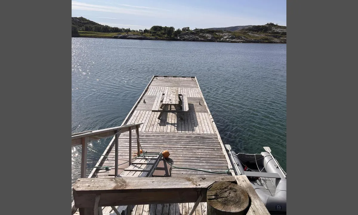 Renga: {"base": "no", "no": "Flytebrygge, ca 15 x 3 meter.", "se": "Flytbrygga, ca 15 x 3 meter.", "en": "Floating dock, approximately 15 x 3 meters.", "da": "Flydebro, ca. 15 x 3 meter."}