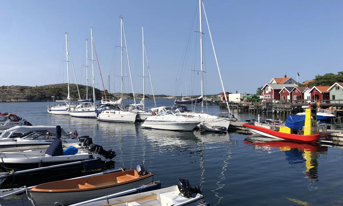 Det er to flytebrygger i utkant av havna på Resö, hvor man fortøyer longside og ligger flere båter i bredden