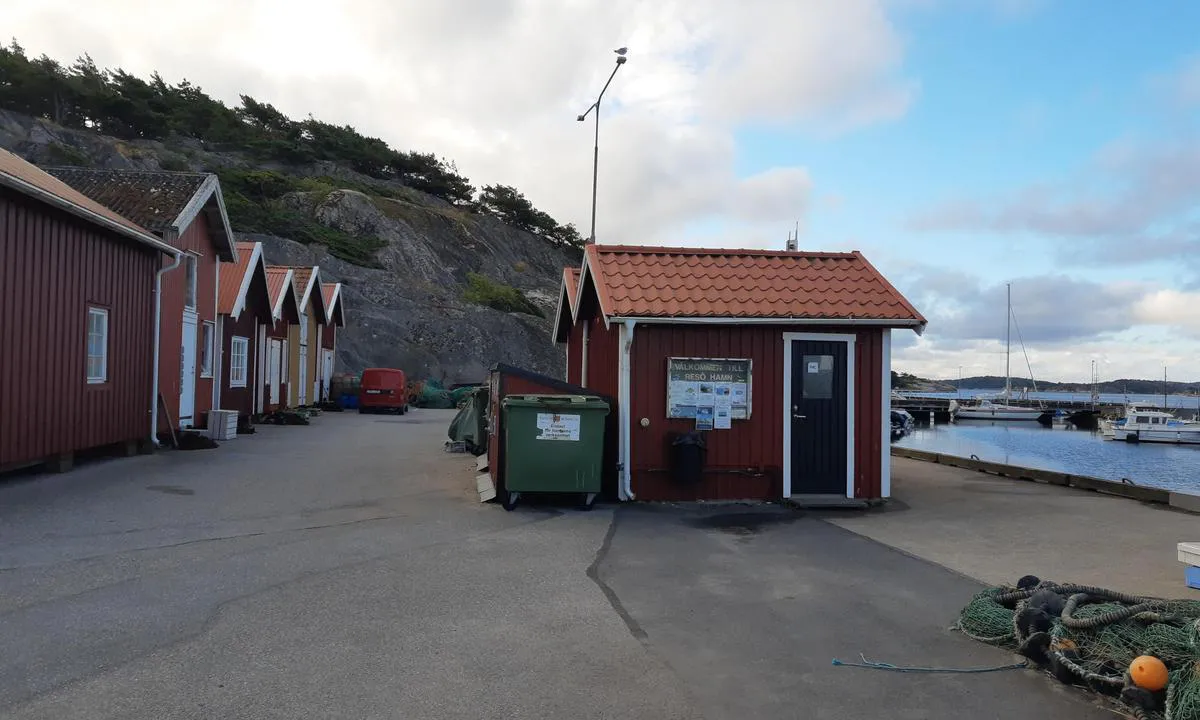 Resö Gästhamn: Wc på brygga på landsiden. Wc, dusj osv i kjelleren på det store bygget på "Holmen".