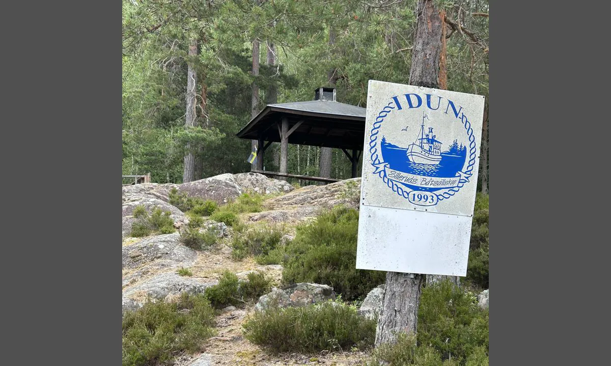 Restön: {"base": "no", "no": "Flott grillplass under tak m benker", "se": "Fin grillplats under tak med b\u00e4nkar", "en": "Great barbecue area under a roof with benches", "da": "Flot grillplads under tag m b\u00e6nke", "fr": "Bel espace barbecue sous abri avec bancs", "de": "Toller Grillplatz unter Dach mit B\u00e4nken", "es": "Excelente zona de barbacoa cubierta con bancos", "it": "Ottima area barbecue coperta con panche", "pt": "Excelente \u00e1rea para churrasco coberta com bancos", "nl": "Mooie overdekte grillplaats met banken", "pl": "\u015awietne miejsce na grilla pod dachem z \u0142awkami", "uk": "\u0427\u0443\u0434\u043e\u0432\u0435 \u043c\u0456\u0441\u0446\u0435 \u0434\u043b\u044f \u0431\u0430\u0440\u0431\u0435\u043a\u044e \u043f\u0456\u0434 \u043d\u0430\u043a\u0440\u0438\u0442\u0442\u044f\u043c \u0437 \u043b\u0430\u0432\u043a\u0430\u043c\u0438", "ro": "Loc de gr\u0103tar minunat sub acoperi\u0219 cu b\u0103nci", "tr": "\u00c7at\u0131s\u0131 olan m\u00fckemmel bir \u0131zgara alan\u0131 ve banklar", "el": "\u03a5\u03c0\u03ad\u03c1\u03bf\u03c7\u03bf \u03bc\u03ad\u03c1\u03bf\u03c2 \u03b3\u03b9\u03b1 \u03bc\u03c0\u03ac\u03c1\u03bc\u03c0\u03b5\u03ba\u03b9\u03bf\u03c5 \u03ba\u03ac\u03c4\u03c9 \u03b1\u03c0\u03cc \u03c3\u03c4\u03ad\u03b3\u03b1\u03c3\u03c4\u03c1\u03bf \u03bc\u03b5 \u03c0\u03b1\u03b3\u03ba\u03ac\u03ba\u03b9\u03b1", "cs": "Skv\u011bl\u00e9 grilovac\u00ed m\u00edsto pod st\u0159echou s lavicemi", "hu": "Remek grillhely fed\u00e9l alatt padokkal", "fi": "Hieno grillipaikka katoksen alla penkeill\u00e4", "bg": "\u041f\u0440\u0435\u043a\u0440\u0430\u0441\u043d\u043e \u043c\u044f\u0441\u0442\u043e \u0437\u0430 \u0431\u0430\u0440\u0431\u0435\u043a\u044e \u043f\u043e\u0434 \u043f\u043e\u043a\u0440\u0438\u0432 \u0441 \u043f\u0435\u0439\u043a\u0438", "sr": "Lepo mesto za ro\u0161tilj pod krovom sa klupama", "et": "Suurep\u00e4rane grillikoht katuse all koos pinkidega", "lv": "Lieliska grila vieta zem jumta ar soliem", "lt": "Nuostabi dengta grilio vieta su suolais"}
