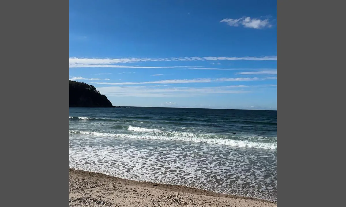 Ribadesella: {"base": "se", "no": "En annen strand ca 1 km lang med promenade begynte typ ved v\u00e5r marina.", "se": "En annan strand ca 1 km l\u00e5ng med promenadstr\u00e5k b\u00f6rjade typ vid v\u00e5r marina.", "en": "Another beach, about 1 km long, with a promenade started approximately at our marina.", "da": "En anden strand ca. 1 km lang med promenadstier begyndte typ ved vores marina."}
