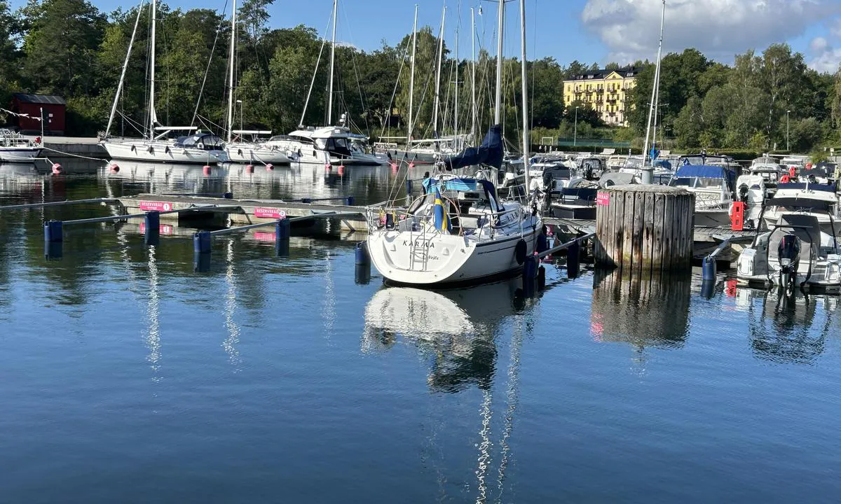 Rindö: {"base": "se", "no": "Fire godt beskyttede plasser. Lett \u00e5 kaste loss selv om vinden kommer fra S\u00d8 da det er god plass i havnen. Liten og velholdt anlegg med toalett og dusj ligger ved bryggen.", "se": "Fyra v\u00e4l skyddade platser. L\u00e4tt att kasta loss \u00e4ven om vinden kommer ifr\u00e5n SO d\u00e5 det \u00e4r gott om plats i hamnen. Liten och v\u00e4lst\u00e4dad anl\u00e4ggning med toalett och dusch ligger intill bryggan.", "en": "Four well-protected berths. Easy to cast off even if the wind comes from the SE as there is plenty of space in the harbour. Small and well-maintained facility with toilet and shower is located next to the jetty.", "da": "Fire velbeskyttede pladser. Let at kaste los selvom vinden kommer fra S\u00d8 da der er rigelig med plads i havnen. Lille og velholdt anl\u00e6g med toilet og brusebad ligger ved siden af broen.", "fr": "Quatre places bien prot\u00e9g\u00e9es. Facile de larguer les amarres m\u00eame si le vent vient du sud-est car il y a beaucoup d'espace dans le port. Petite installation bien entretenue avec toilettes et douches \u00e0 c\u00f4t\u00e9 du ponton.", "de": "Vier gut gesch\u00fctzte Pl\u00e4tze. Einfaches Ablegen, auch wenn der Wind aus SO kommt, da im Hafen viel Platz ist. Kleine und gepflegte Anlage mit Toilette und Dusche befindet sich neben dem Steg.", "es": "Cuatro lugares bien protegidos. F\u00e1cil de soltar amarras incluso si el viento proviene del SE, ya que hay mucho espacio en el puerto. Instalaci\u00f3n peque\u00f1a y bien cuidada con ba\u00f1o y ducha al lado del muelle.", "it": "Quattro posti ben protetti. Facile mollare gli ormeggi anche se il vento proviene da SE poich\u00e9 c'\u00e8 ampio spazio nel porto. Piccola e ben tenuta struttura con wc e doccia situata accanto al molo.", "pt": "Quatro lugares bem protegidos. F\u00e1cil de zarpar, mesmo que o vento venha do Sudeste, pois h\u00e1 bastante espa\u00e7o no porto. Pequena e bem cuidada instala\u00e7\u00e3o com banheiro e chuveiro fica ao lado do cais.", "nl": "Vier goed beschermde plaatsen. Gemakkelijk om los te maken, zelfs als de wind uit het ZO komt, omdat er veel ruimte is in de haven. Een kleine en goed onderhouden faciliteit met toilet en douche ligt naast de steiger.", "pl": "Cztery dobrze chronione miejsca. \u0141atwo odcumowa\u0107 nawet gdy wiatr wieje od SE, poniewa\u017c w porcie jest du\u017co miejsca. Ma\u0142y i zadbany obiekt z toalet\u0105 i prysznicem znajduje si\u0119 obok pomostu.", "uk": "\u0427\u043e\u0442\u0438\u0440\u0438 \u0434\u043e\u0431\u0440\u0435 \u0437\u0430\u0445\u0438\u0449\u0435\u043d\u0456 \u043c\u0456\u0441\u0446\u044f. \u041b\u0435\u0433\u043a\u043e \u0432\u0456\u0434\u043f\u043b\u0438\u0432\u0430\u0442\u0438 \u043d\u0430\u0432\u0456\u0442\u044c \u044f\u043a\u0449\u043e \u0432\u0456\u0442\u0435\u0440 \u0434\u043c\u0435 \u0437 \u041f\u0421, \u043e\u0441\u043a\u0456\u043b\u044c\u043a\u0438 \u0432 \u0433\u0430\u0432\u0430\u043d\u0456 \u0431\u0430\u0433\u0430\u0442\u043e \u043c\u0456\u0441\u0446\u044f. \u041d\u0435\u0432\u0435\u043b\u0438\u043a\u0438\u0439 \u0456 \u0434\u043e\u0431\u0440\u0435 \u0434\u043e\u0433\u043b\u044f\u043d\u0443\u0442\u0438\u0439 \u043a\u043e\u043c\u043f\u043b\u0435\u043a\u0441 \u0437 \u0442\u0443\u0430\u043b\u0435\u0442\u043e\u043c \u0456 \u0434\u0443\u0448\u0435\u043c \u0440\u043e\u0437\u0442\u0430\u0448\u043e\u0432\u0430\u043d\u0438\u0439 \u0431\u0456\u043b\u044f \u043f\u0440\u0438\u0447\u0430\u043b\u0443.", "ro": "Patru locuri bine protejate. U\u0219or s\u0103 ridici ancora chiar dac\u0103 v\u00e2ntul vine din SE, deoarece este mult spa\u021biu \u00een port. O instala\u021bie mic\u0103 \u0219i bine \u00eentre\u021binut\u0103, cu toalet\u0103 \u0219i du\u0219, se afl\u0103 l\u00e2ng\u0103 debarcader.", "tr": "D\u00f6rt iyi korunan nokta. R\u00fczgar GB'den gelse bile limanda bolca yer oldu\u011fu i\u00e7in kolayca demir alabilirsiniz. \u0130skeleye biti\u015fik olan k\u00fc\u00e7\u00fck ve temiz d\u00fczenleme, tuvalet ve du\u015f i\u00e7erir.", "el": "\u03a4\u03ad\u03c3\u03c3\u03b5\u03c1\u03b9\u03c2 \u03ba\u03b1\u03bb\u03ac \u03c0\u03c1\u03bf\u03c3\u03c4\u03b1\u03c4\u03b5\u03c5\u03bc\u03ad\u03bd\u03b5\u03c2 \u03b8\u03ad\u03c3\u03b5\u03b9\u03c2. \u0395\u03cd\u03ba\u03bf\u03bb\u03b7 \u03b1\u03c0\u03bf\u03ba\u03cc\u03bb\u03bb\u03b7\u03c3\u03ae \u03b1\u03ba\u03cc\u03bc\u03b7 \u03ba\u03b9 \u03b1\u03bd \u03bf \u03ac\u03bd\u03b5\u03bc\u03bf\u03c2 \u03ad\u03c1\u03c7\u03b5\u03c4\u03b1\u03b9 \u03b1\u03c0\u03cc \u039d\u0391 \u03ba\u03b1\u03b8\u03ce\u03c2 \u03c5\u03c0\u03ac\u03c1\u03c7\u03b5\u03b9 \u03ac\u03c6\u03b8\u03bf\u03bd\u03bf\u03c2 \u03c7\u03ce\u03c1\u03bf\u03c2 \u03c3\u03c4\u03bf \u03bb\u03b9\u03bc\u03ac\u03bd\u03b9. \u039c\u03b9\u03ba\u03c1\u03ae \u03ba\u03b1\u03b9 \u03ba\u03b1\u03bb\u03ac \u03c3\u03c5\u03bd\u03c4\u03b7\u03c1\u03b7\u03bc\u03ad\u03bd\u03b7 \u03b5\u03b3\u03ba\u03b1\u03c4\u03ac\u03c3\u03c4\u03b1\u03c3\u03b7 \u03bc\u03b5 \u03c4\u03bf\u03c5\u03b1\u03bb\u03ad\u03c4\u03b1 \u03ba\u03b1\u03b9 \u03bd\u03c4\u03bf\u03c5\u03c2 \u03b4\u03af\u03c0\u03bb\u03b1 \u03c3\u03c4\u03b7\u03bd \u03b1\u03c0\u03bf\u03b2\u03ac\u03b8\u03c1\u03b1.", "cs": "\u010cty\u0159i dob\u0159e chr\u00e1n\u011bn\u00e1 m\u00edsta. Snadn\u00e9 vyplut\u00ed i kdy\u017e v\u00edtr p\u0159ich\u00e1z\u00ed z JV, proto\u017ee v p\u0159\u00edstavu je dostatek m\u00edsta. Mal\u00e9 a dob\u0159e udr\u017eovan\u00e9 za\u0159\u00edzen\u00ed s toaletou a sprchou se nach\u00e1z\u00ed vedle mola.", "hu": "N\u00e9gy j\u00f3l v\u00e9dett hely. K\u00f6nnyen lehet eloldani akkor is, ha a sz\u00e9l DK-r\u00f3l f\u00faj, mivel b\u0151s\u00e9ges hely van a kik\u00f6t\u0151ben. Kis \u00e9s j\u00f3l karbantartott l\u00e9tes\u00edtm\u00e9ny, amelyben WC \u00e9s zuhanyz\u00f3 tal\u00e1lhat\u00f3 a m\u00f3l\u00f3 mellett.", "fi": "Nelj\u00e4 hyvin suojattua paikkaa. Helppo l\u00e4hte\u00e4 matkaan, vaikka tuuli tulisi kaakosta, sill\u00e4 satamassa on runsaasti tilaa. Pieni ja siisti laituri, jossa on wc ja suihku, sijaitsee laiturin vieress\u00e4.", "bg": "\u0427\u0435\u0442\u0438\u0440\u0438 \u0434\u043e\u0431\u0440\u0435 \u0437\u0430\u0449\u0438\u0442\u0435\u043d\u0438 \u043c\u0435\u0441\u0442\u0430. \u041b\u0435\u0441\u043d\u043e \u0435 \u0434\u0430 \u0441\u0435 \u043e\u0442\u043f\u043b\u0430\u0432\u0430, \u0434\u043e\u0440\u0438 \u0430\u043a\u043e \u0432\u044f\u0442\u044a\u0440\u044a\u0442 \u0438\u0434\u0432\u0430 \u043e\u0442 \u042e\u0418, \u0442\u044a\u0439 \u043a\u0430\u0442\u043e \u0432 \u043f\u0440\u0438\u0441\u0442\u0430\u043d\u0438\u0449\u0435\u0442\u043e \u0438\u043c\u0430 \u043c\u043d\u043e\u0433\u043e \u043c\u044f\u0441\u0442\u043e. \u041c\u0430\u043b\u043a\u043e \u0438 \u0434\u043e\u0431\u0440\u0435 \u043f\u043e\u0447\u0438\u0441\u0442\u0435\u043d\u043e \u0441\u044a\u043e\u0440\u044a\u0436\u0435\u043d\u0438\u0435 \u0441 \u0442\u043e\u0430\u043b\u0435\u0442\u043d\u0430 \u0438 \u0434\u0443\u0448 \u0441\u0435 \u043d\u0430\u043c\u0438\u0440\u0430 \u0434\u043e \u043a\u0435\u044f.", "sr": "\u010cetiri dobro za\u0161ti\u0107ena mesta. Lako je isploviti \u010dak i kada vetar duva sa jugoistoka jer ima dovoljno prostora u luci. Malo i uredno postrojenje sa toaletom i tu\u0161em nalazi se pored pristani\u0161ta.", "et": "Neli h\u00e4sti kaitstud kohta. Kerge otsad lahti visata ka siis, kui tuul puhub kagu poolt (SO), kuna sadamas on palju ruumi. V\u00e4ike ja h\u00e4sti korras rajatis koos tualeti ja du\u0161iga asub kai k\u00f5rval.", "lv": "\u010cetras labi aizsarg\u0101tas vietas. Viegli izcelt enkurus, pat ja v\u0113j\u0161 n\u0101k no DA, jo ost\u0101 ir daudz vietas. Neliela un t\u012bra iek\u0101rta ar tualeti un du\u0161u atrodas blakus piest\u0101tnei.", "lt": "Keturi gerai apsaugotos vietos. Lengva atsipl\u0117\u0161ti nuo krantin\u0117s net jei v\u0117jas pu\u010dia i\u0161 pietry\u010di\u0173, nes uoste yra daug vietos. Ma\u017ea ir tvarkinga \u012franga su tualetu ir du\u0161u yra \u0161alia prieplaukos."}
