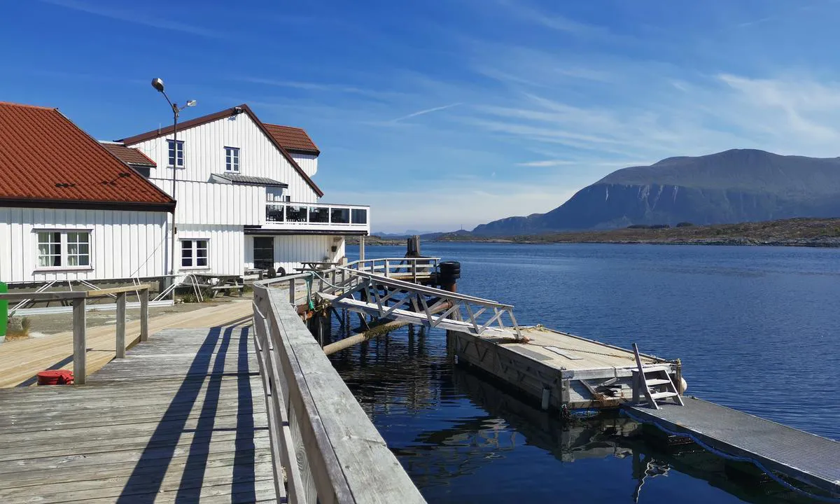 Ringholmen: Den lille flytebryggen rett foran Sjøhuset brukes av hurtigbåten og er ikke gjestebrygge. Det er bare 20 minutter med hurtigbåt fra Kristiansund! .