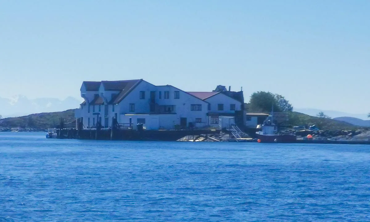 Ringholmen: På høyre siden av bildet ser du metallflytebryggen. Her er det god dybde. .