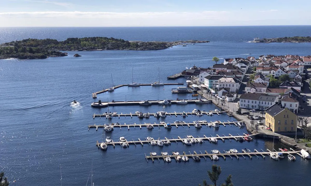 Hovedområdet til Risør Gjestehavn finner du innenfor flytebryggen ytterst i havna. Longside fortøying. På bildet ligger det tre båter fortøyd der.