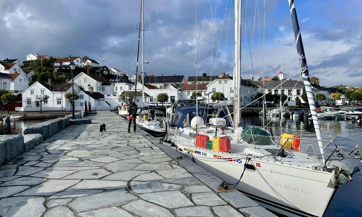 Risør Gjestehavn: {"base": "no", "no": "V\u00e6r obs det er litt grunt p\u00e5 innsiden av steinkaia. Med kort kj\u00f8l gikk det greit", "se": "Var uppm\u00e4rksam p\u00e5 att det \u00e4r lite grunt p\u00e5 insidan av stenbryggan. Med kort k\u00f6l gick det bra", "en": "Be aware, it is a bit shallow on the inside of the stone pier. With a short keel, it was fine.", "da": "V\u00e6r opm\u00e6rksom p\u00e5, at det er lidt lavvandet p\u00e5 indersiden af stenkajen. Med kort k\u00f8l gik det fint", "fr": "Soyez attentifs, il y a un peu de profondeur \u00e0 l'int\u00e9rieur du quai en pierre. Avec une quille courte, \u00e7a s'est bien pass\u00e9", "de": "Achten Sie darauf, dass es auf der Innenseite der Steinmole etwas seicht ist. Mit einem kurzen Kiel ging es problemlos.", "es": "Tened en cuenta que la profundidad es limitada en el interior del muelle de piedra. Con poco calado no hubo problema.", "it": "Attenzione, l'acqua \u00e8 un po' bassa all'interno del molo di pietra. Con una chiglia corta \u00e8 andato tutto bene.", "pt": "Fique atento, pois \u00e9 um pouco raso do lado interno do cais de pedra. Com uma quilha curta, foi tranquilo", "nl": "Wees alert, het is een beetje ondiep aan de binnenkant van de stenen kade. Met een korte kiel ging het goed.", "pl": "Uwa\u017caj, na wewn\u0119trznej stronie kamiennego nabrze\u017ca jest troch\u0119 p\u0142ytko. Z kr\u00f3tkim kilem posz\u0142o dobrze", "uk": "\u0417\u0432\u0435\u0440\u043d\u0456\u0442\u044c \u0443\u0432\u0430\u0433\u0443, \u0449\u043e \u0437 \u0432\u043d\u0443\u0442\u0440\u0456\u0448\u043d\u044c\u043e\u0433\u043e \u0431\u043e\u043a\u0443 \u043a\u0430\u043c'\u044f\u043d\u043e\u0433\u043e \u043f\u0440\u0438\u0447\u0430\u043b\u0443 \u043c\u0456\u043b\u043a\u043e. \u0417 \u043a\u043e\u0440\u043e\u0442\u043a\u0438\u043c \u043a\u0456\u043b\u0435\u043c \u0446\u0435 \u0431\u0443\u043b\u043e \u043d\u043e\u0440\u043c\u0430\u043b\u044c\u043d\u043e", "ro": "Fi\u021bi aten\u021bi, este pu\u021bin ad\u00e2nc pe interiorul cheiului de piatr\u0103. Cu chil\u0103 scurt\u0103, a mers bine", "tr": "Dikkatli olun, ta\u015f iskelesinin i\u00e7 taraf\u0131nda biraz s\u0131\u011f. K\u0131sa omurga ile sorun olmad\u0131.", "el": "\u03a0\u03c1\u03bf\u03c3\u03ad\u03be\u03c4\u03b5, \u03c3\u03c4\u03bf \u03b5\u03c3\u03c9\u03c4\u03b5\u03c1\u03b9\u03ba\u03cc \u03c4\u03b7\u03c2 \u03c0\u03ad\u03c4\u03c1\u03b9\u03bd\u03b7\u03c2 \u03b1\u03c0\u03bf\u03b2\u03ac\u03b8\u03c1\u03b1\u03c2 \u03c4\u03b1 \u03bd\u03b5\u03c1\u03ac \u03b5\u03af\u03bd\u03b1\u03b9 \u03bb\u03af\u03b3\u03bf \u03c1\u03b7\u03c7\u03ac. \u039c\u03b5 \u03ba\u03bf\u03bd\u03c4\u03ae \u03ba\u03b1\u03c1\u03af\u03bd\u03b1 \u03b4\u03b5\u03bd \u03c5\u03c0\u03ae\u03c1\u03be\u03b5 \u03c0\u03c1\u03cc\u03b2\u03bb\u03b7\u03bc\u03b1", "cs": "D\u00e1vejte pozor, je tam trochu m\u011bl\u010d\u00ed na vnit\u0159n\u00ed stran\u011b kamenn\u00e9ho mola. S kr\u00e1tk\u00fdm k\u00fdlem to \u0161lo snadno.", "hu": "Figyelj, a k\u0151m\u00f3l\u00f3 bels\u0151 oldal\u00e1n egy kicsit sek\u00e9ly a v\u00edz. R\u00f6vid t\u0151k\u00e9s haj\u00f3val gond n\u00e9lk\u00fcl ment.", "fi": "Huomaa, ett\u00e4 kivimuurin sis\u00e4puolella on v\u00e4h\u00e4n matalaa. Lyhyen k\u00f6lin kanssa kaikki meni hyvin.", "bg": "\u0418\u043c\u0430\u0439\u0442\u0435 \u043f\u0440\u0435\u0434\u0432\u0438\u0434, \u0447\u0435 \u0438\u043c\u0430 \u043c\u0430\u043b\u043a\u043e \u043f\u043b\u0438\u0442\u043a\u043e \u043e\u0442 \u0432\u044a\u0442\u0440\u0435\u0448\u043d\u0430\u0442\u0430 \u0441\u0442\u0440\u0430\u043d\u0430 \u043d\u0430 \u043a\u0430\u043c\u0435\u043d\u043d\u0430\u0442\u0430 \u0441\u0442\u0435\u043d\u0430. \u0421 \u043a\u0440\u0430\u0442\u044a\u043a \u043a\u0438\u043b \u043f\u0440\u0435\u043c\u0438\u043d\u0430\u0445\u043c\u0435 \u0431\u0435\u0437 \u043f\u0440\u043e\u0431\u043b\u0435\u043c\u0438.", "sr": "\u041e\u0431\u0440\u0430\u0442\u0438\u0442\u0435 \u043f\u0430\u0436\u045a\u0443 \u0434\u0430 \u0458\u0435 \u043c\u0430\u043b\u043e \u043f\u043b\u0438\u0442\u043a\u043e \u0441\u0430 \u0443\u043d\u0443\u0442\u0440\u0430\u0448\u045a\u0435 \u0441\u0442\u0440\u0430\u043d\u0435 \u043a\u0430\u043c\u0435\u043d\u0435 \u043e\u0431\u0430\u043b\u0435. \u0421\u0430 \u043a\u0440\u0430\u0442\u043a\u0438\u043c \u043a\u043e\u0431\u0438\u043b\u043e\u043c \u0458\u0435 \u043f\u0440\u043e\u0448\u043b\u043e \u0443 \u0440\u0435\u0434\u0443", "et": "Olge ettevaatlik, sisek\u00fcljel on see veidi madal. L\u00fchikese kiiluga l\u00e4ks see sujuvalt", "lv": "Piev\u0113rsiet uzman\u012bbu, ka akmens mola iek\u0161pus\u0113 ir nedaudz sekls. Ar \u012bsu \u0137\u012bli viss bija k\u0101rt\u012bb\u0101", "lt": "Atkreipkite d\u0117mes\u012f, kad akmenin\u0117 prieplauka krante yra \u0161iek tiek seklesn\u0117. Su trumpu kylio gyliu prava\u017eiuoti pavyko be problem\u0173."}