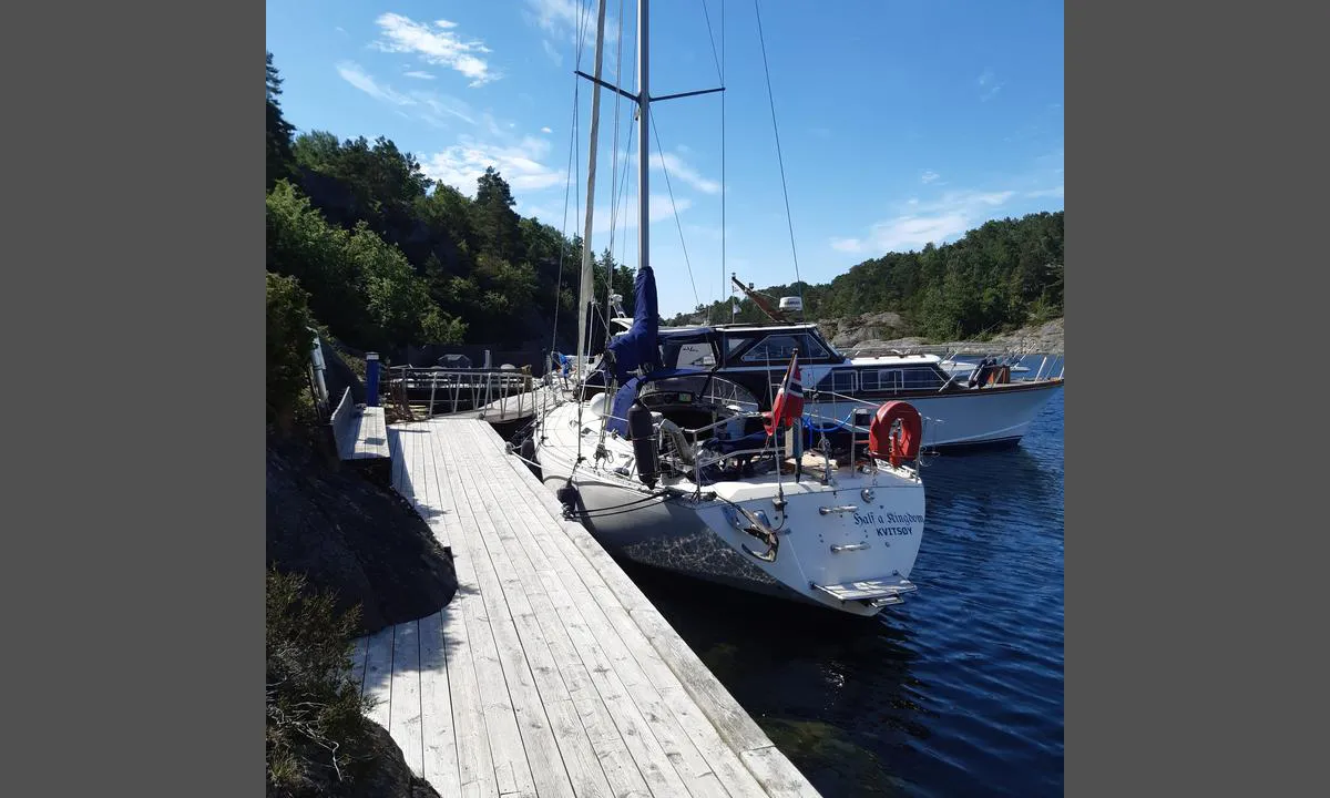 Risør Motorbåtforening - Risøya: Brekken mot syd, min 2,5 m dybde. RMF sine reserverte plasser er på flytebrygge i sør.