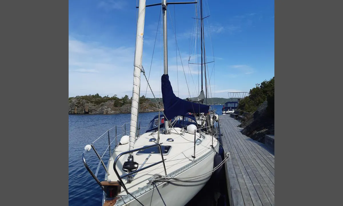 Risør Motorbåtforening - Risøya: {"base": "no", "no": "Helt i sydenden av \"seilb\u00e5tdelen\", stupebrett ses aktenfor.", "se": "Helt i syd\u00e4ndan av \"segelb\u00e5tsdelen\", dykbr\u00e4da ses akterom.", "en": "At the very southern end of the 'sailboat section', a diving board can be seen aft.", "da": "Helt i sydenden af 'sejlb\u00e5ddelen', ses et springbr\u00e6t agter.", "fr": "Tout au sud de la \u00ab zone des voiliers \u00bb, un plongeoir est visible \u00e0 l'arri\u00e8re.", "de": "Ganz am s\u00fcdlichen Ende des \u201eSegelbootteils\u201c, Sprungbrett achtern sichtbar.", "es": "Justo en el extremo sur de la \"secci\u00f3n de veleros\", se puede ver un trampol\u00edn en la popa.", "it": "All'estremit\u00e0 sud della \"zona delle barche a vela\", un trampolino si trova a poppa.", "pt": "Totalmente na extremidade sul da \"parte de veleiros\", trampolim vis\u00edvel \u00e0 r\u00e9.", "nl": "Helemaal aan de zuidkant van het 'zeilbootgedeelte', duikplank te zien aan de achtersteven.", "pl": "Na samym po\u0142udniowym ko\u0144cu \u201ecz\u0119\u015bci \u017caglowej\u201d, za ruf\u0105 widoczna jest trampolina.", "uk": "\u0417\u043e\u0432\u0441\u0456\u043c \u043d\u0430 \u043f\u0456\u0432\u0434\u0435\u043d\u043d\u043e\u043c\u0443 \u043a\u0456\u043d\u0446\u0456 \"\u0447\u0430\u0441\u0442\u0438\u043d\u0438 \u0434\u043b\u044f \u0432\u0456\u0442\u0440\u0438\u043b\u044c\u043d\u0438\u043a\u0456\u0432\", \u043f\u043e\u0437\u0430\u0434\u0443 \u0432\u0438\u0434\u043d\u043e \u0442\u0440\u0430\u043c\u043f\u043b\u0456\u043d.", "ro": "La cap\u0103tul sudic al 'sec\u021biunii pentru veliere', se vede trambulina \u00een pupa.", "tr": "En g\u00fcney ucunda 'yelkenli b\u00f6l\u00fcm\u00fc', arka tarafta s\u0131\u00e7rama tahtas\u0131 g\u00f6r\u00fcl\u00fcr.", "el": "\u03a0\u03bb\u03ae\u03c1\u03c9\u03c2 \u03c3\u03c4\u03bf \u03bd\u03cc\u03c4\u03b9\u03bf \u03ac\u03ba\u03c1\u03bf \u03c4\u03bf\u03c5 \u00ab\u03bc\u03ad\u03c1\u03bf\u03c5\u03c2 \u03c4\u03c9\u03bd \u03b9\u03c3\u03c4\u03b9\u03bf\u03c6\u03cc\u03c1\u03c9\u03bd\u00bb, \u03c0\u03b1\u03c1\u03b1\u03c4\u03b7\u03c1\u03b5\u03af\u03c4\u03b1\u03b9 \u03c3\u03b1\u03bd\u03af\u03b4\u03b1 \u03b2\u03bf\u03c5\u03c4\u03b9\u03ac\u03c2 \u03c0\u03af\u03c3\u03c9.", "cs": "\u00dapln\u011b na ji\u017en\u00edm konci 'plachetnicov\u00e9 \u010d\u00e1sti', sk\u00e1kac\u00ed prkno je vid\u011bt za z\u00e1d\u00ed.", "hu": "Teljesen a \u201evitorl\u00e1s r\u00e9sz\u201d d\u00e9li v\u00e9g\u00e9n, a mer\u00fcl\u0151deszka a h\u00e1ts\u00f3 r\u00e9szen l\u00e1that\u00f3.", "fi": "Ihan etel\u00e4p\u00e4\u00e4ss\u00e4 \"purjeveneen osassa\", n\u00e4kyy hyppylauta per\u00e4n takana.", "bg": "\u0412 \u0441\u0430\u043c\u0438\u044f \u044e\u0436\u0435\u043d \u043a\u0440\u0430\u0439 \u043d\u0430 \"\u0447\u0430\u0441\u0442\u0442\u0430 \u0437\u0430 \u0432\u0435\u0442\u0440\u043e\u0445\u043e\u0434\u043d\u0438 \u043b\u043e\u0434\u043a\u0438\", \u0437\u0430\u0434 \u0431\u043e\u0440\u0434\u0430 \u0441\u0435 \u0432\u0438\u0436\u0434\u0430 \u0442\u0440\u0430\u043c\u043f\u043b\u0438\u043d.", "sr": "\u041d\u0430 \u0441\u0430\u043c\u043e\u043c \u0458\u0443\u0433\u0443 \u201e\u0434\u0435\u043b\u0430 \u0441\u0430 \u0458\u0435\u0434\u0440\u0438\u043b\u0438\u0446\u0430\u043c\u0430\u201c, \u0441\u043a\u0430\u043a\u0430\u043e\u043d\u0438\u0446\u0430 \u0441\u0435 \u0432\u0438\u0434\u0438 \u0441\u0430 \u043a\u0440\u043c\u0435.", "et": "T\u00e4iesti l\u00f5unapoolses otsas \"purjelaevade osas\", stardiplatvorm paistab ahtrist.", "lv": "Pavisam dienvidu gal\u0101 \u201cburulaivu da\u013c\u0101\u201d ir redzams l\u0113k\u0161anas d\u0113lis aiz paka\u013cgala.", "lt": "Visi\u0161kai pietiniame \u201eburiavimosi dalies\u201c gale, u\u017epakalyje matomas nardymo tiltelis."}