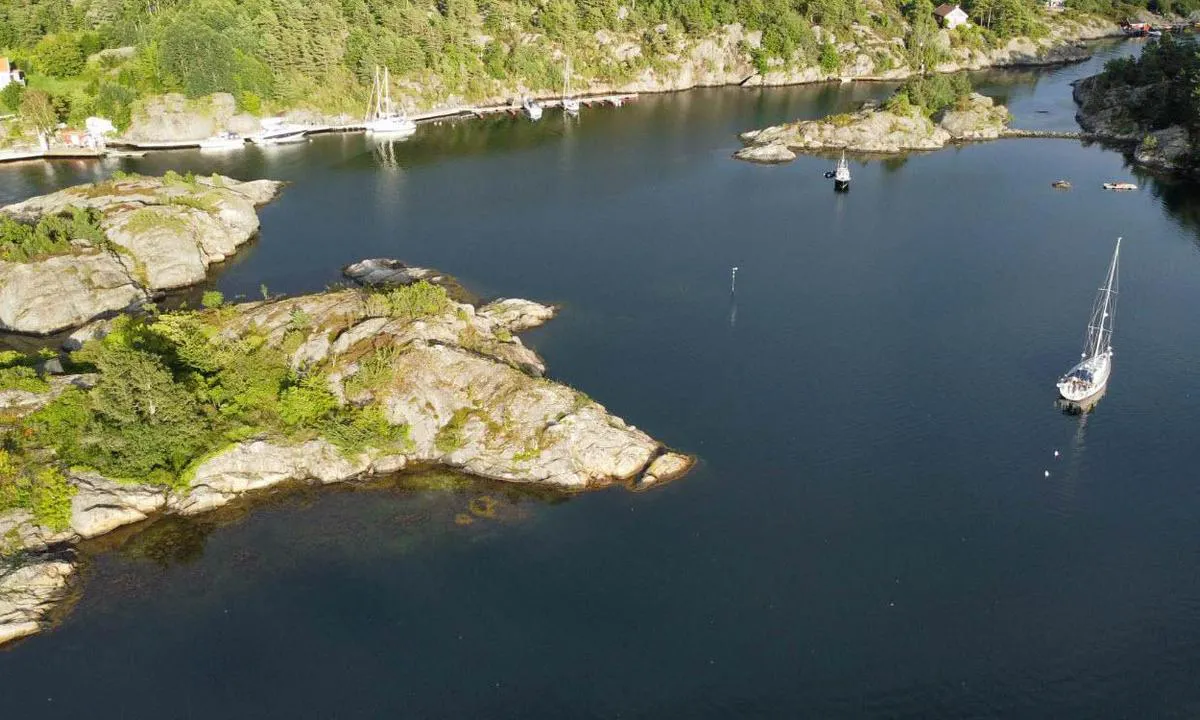 Pjolter Bay og Risør Motorbåtforening. Lekerøya i forgrunnen til venstre.