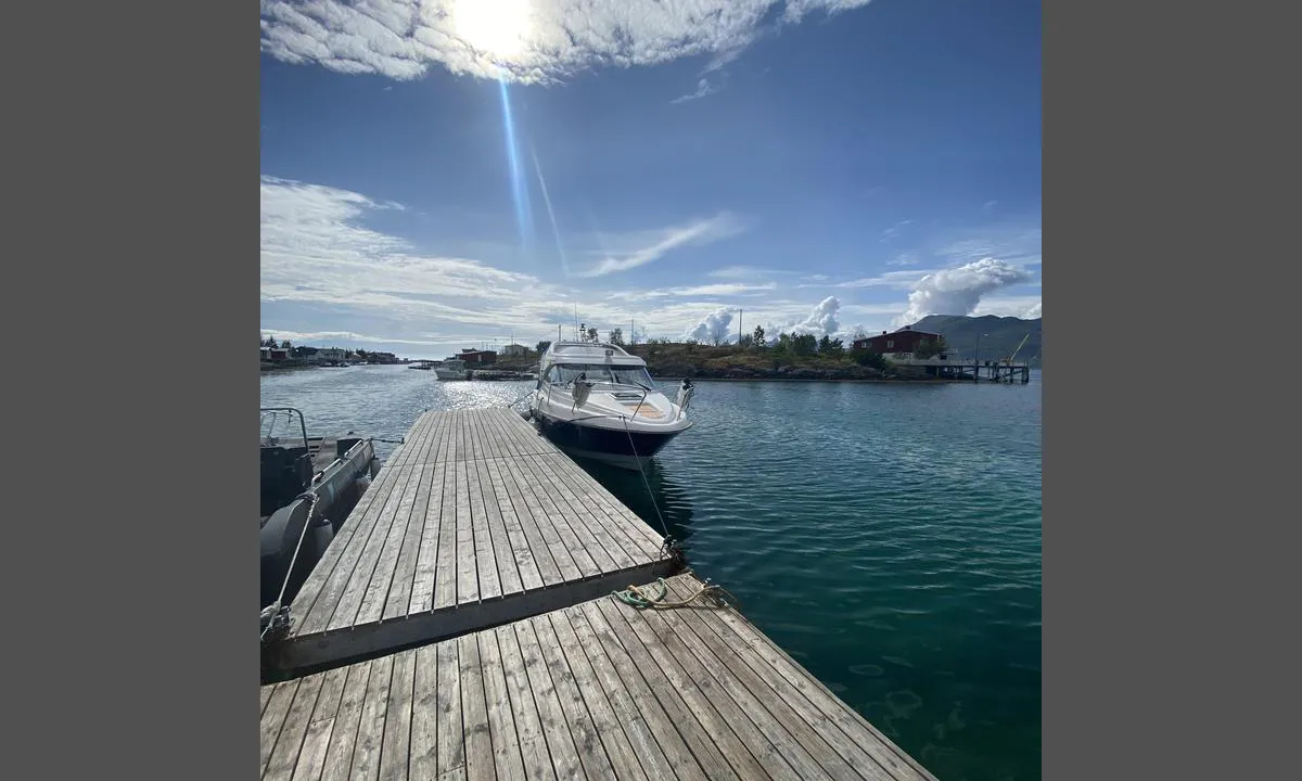 Risvær: Nydelig fiskevær dær det serveres mat å kalde drikker, mener det er muligheter for å dusje å :)