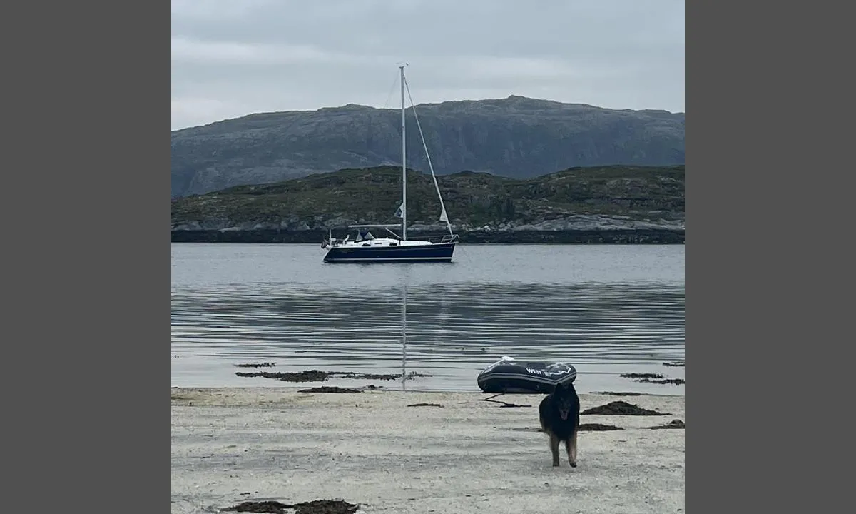 Risværsund: {"base": "no", "no": "Fin lita strand \u00e5 ro inn til, nesten litt carobien over dette sundet", "se": "Fin liten strand att ro in till, n\u00e4stan lite Karibien \u00f6ver detta sund", "en": "Nice little beach to row into, almost a bit Caribbean about this strait", "da": "Fin lille strand at ro ind til, n\u00e6sten som Caribien omkring dette sund", "fr": "Une petite plage sympa pour ramer, ce d\u00e9troit a presque des allures carib\u00e9ennes", "de": "Sch\u00f6ner kleiner Strand zum Hineinrudern, fast ein wenig karibisch in dieser Meerenge", "es": "Bonita peque\u00f1a playa para remar hasta ella, casi un poco de Caribe sobre este estrecho", "it": "Una bella piccola spiaggia dove remare, questo stretto ha quasi un tocco caraibico", "pt": "Uma bela pequena praia para remar at\u00e9, quase um pouco caribenha sobre este estreito", "nl": "Mooie kleine strand om naar toe te roeien, bijna een beetje Caribisch over deze zeestraat", "pl": "\u0141adna ma\u0142a pla\u017ca do wios\u0142owania, prawie jak na Karaibach w tym przesmyku", "uk": "\u0413\u0430\u0440\u043d\u0438\u0439 \u043c\u0430\u043b\u0435\u043d\u044c\u043a\u0438\u0439 \u043f\u043b\u044f\u0436 \u0434\u043b\u044f \u0432\u0435\u0441\u043b\u0443\u0432\u0430\u043d\u043d\u044f, \u043c\u0430\u0439\u0436\u0435 \u044f\u043a \u041a\u0430\u0440\u0438\u0431\u0438 \u0447\u0435\u0440\u0435\u0437 \u0446\u044e \u043f\u0440\u043e\u0442\u043e\u043a\u0443", "ro": "Plaj\u0103 mic\u0103 frumoas\u0103 unde po\u021bi v\u00e2sli, aproape ca un pic de Caraibe \u00een acest str\u00e2mtoare", "tr": "G\u00fczel k\u00fc\u00e7\u00fck bir plaj, neredeyse bu bo\u011faz\u0131n Karayipler gibi g\u00f6r\u00fcnmesini sa\u011flayan bir plaj", "el": "\u03a9\u03c1\u03b1\u03af\u03b1 \u03bc\u03b9\u03ba\u03c1\u03ae \u03c0\u03b1\u03c1\u03b1\u03bb\u03af\u03b1 \u03b3\u03b9\u03b1 \u03bd\u03b1 \u03ba\u03c9\u03c0\u03b7\u03bb\u03b1\u03c4\u03ae\u03c3\u03b5\u03b9\u03c2 \u03bc\u03ad\u03c7\u03c1\u03b9 \u03b5\u03ba\u03b5\u03af, \u03c3\u03c7\u03b5\u03b4\u03cc\u03bd \u03c3\u03b1\u03bd \u03c4\u03b7\u03bd \u039a\u03b1\u03c1\u03b1\u03ca\u03b2\u03b9\u03ba\u03ae \u03c3\u03b5 \u03b1\u03c5\u03c4\u03cc \u03c4\u03bf \u03c3\u03c4\u03b5\u03bd\u03cc", "cs": "P\u011bkn\u00e1 mal\u00e1 pl\u00e1\u017e na p\u0159\u00edstup s \u010dlunem, t\u00e9m\u011b\u0159 jakoby tento pr\u016fplav m\u011bl n\u00e1dech Karibiku", "hu": "Sz\u00e9p kis strand, ahov\u00e1 be lehet evezni, szinte karibi hangulatot \u00e1raszt ez a szoros", "fi": "Hieno pieni ranta, jolle voi soutaa, melkein kuin Karibiaa t\u00e4m\u00e4n salmen yli", "bg": "\u0425\u0443\u0431\u0430\u0432 \u043c\u0430\u043b\u044a\u043a \u043f\u043b\u0430\u0436 \u0437\u0430 \u0433\u0440\u0435\u0431\u0430\u043d\u0435 \u0434\u043e, \u043f\u043e\u0447\u0442\u0438 \u043c\u0430\u043b\u043a\u043e \u043a\u0430\u0440\u0438\u0431\u0441\u043a\u043e \u0443\u0441\u0435\u0449\u0430\u043d\u0435 \u043f\u0440\u0435\u0437 \u0442\u043e\u0437\u0438 \u043f\u0440\u043e\u043b\u0438\u0432", "sr": "\u041b\u0435\u043f\u0430 \u043c\u0430\u043b\u0430 \u043f\u043b\u0430\u0436\u0430 \u0437\u0430 \u0432\u0435\u0441\u043b\u0430\u045a\u0435 \u0434\u043e \u045a\u0435, \u0441\u043a\u043e\u0440\u043e \u043a\u0430\u043e \u0434\u0430 \u0458\u0435 \u043e\u0432\u0434\u0435 \u043c\u0430\u043b\u043e \u041a\u0430\u0440\u0438\u0431\u0430 \u043e\u0432\u0430\u0458 \u043f\u0440\u043e\u043b\u0430\u0437", "et": "Ilus v\u00e4ike rand, kuhu saab sisse s\u00f5uda, peaaegu natuke Kariibi mere moodi see v\u00e4in", "lv": "Jauka maza pludmale, kuru var pieair\u0113t, \u0161aurums nedaudz atg\u0101dina Kar\u012bbu j\u016bru", "lt": "Gra\u017ei ma\u017ea pakrant\u0117, \u012f kuri\u0105 galima irkluoti, beveik kaip Karib\u0173 j\u016broje \u0161iame s\u0105siauryje"}