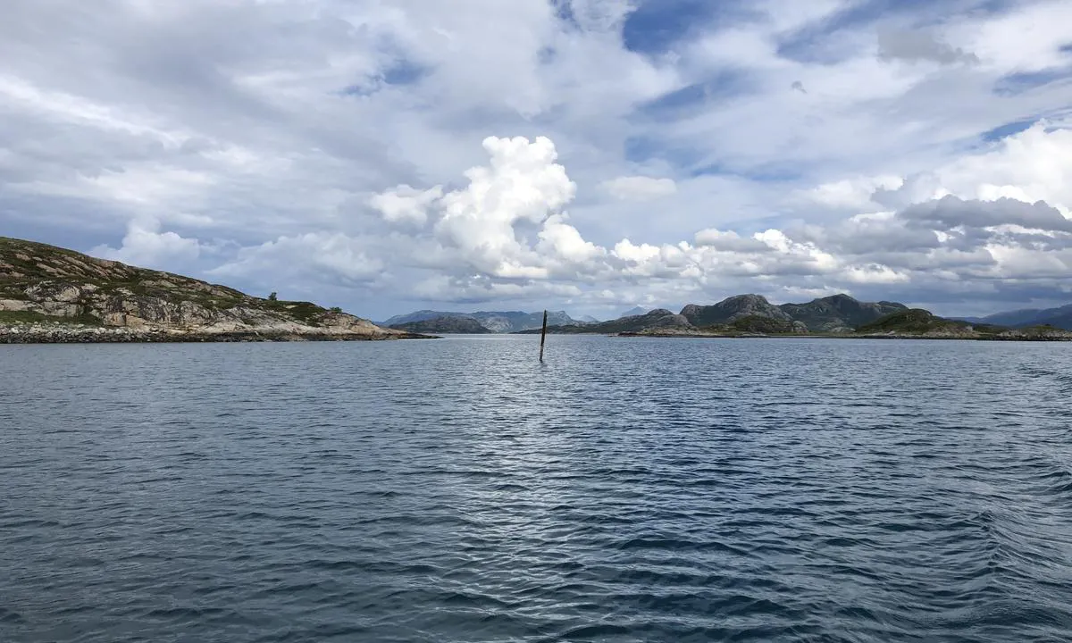 Risværsund: Skvalpeskjær i innseilingen fra øst er godt markert. Bildet er tatt fra ankringsplassen.