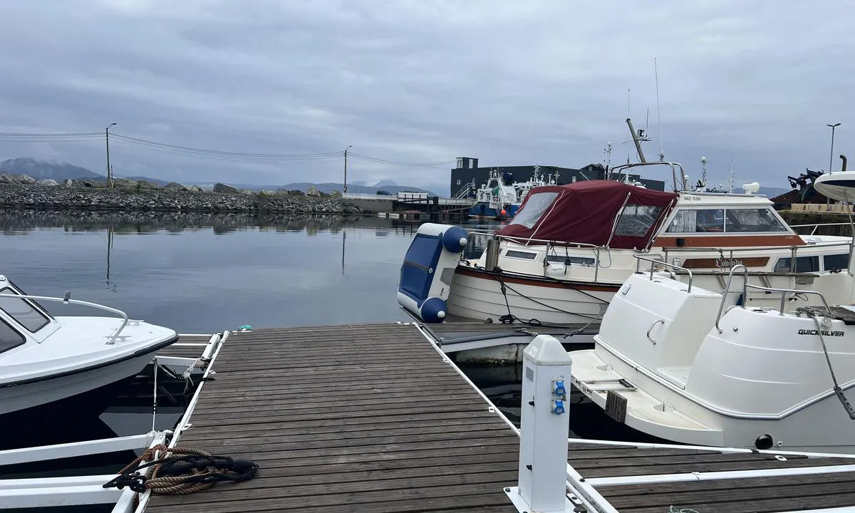 Roald Småbåtforening: Midtre flytebrygge. Helt på yttersiden ved enden av flytebrygga er fortøyning.