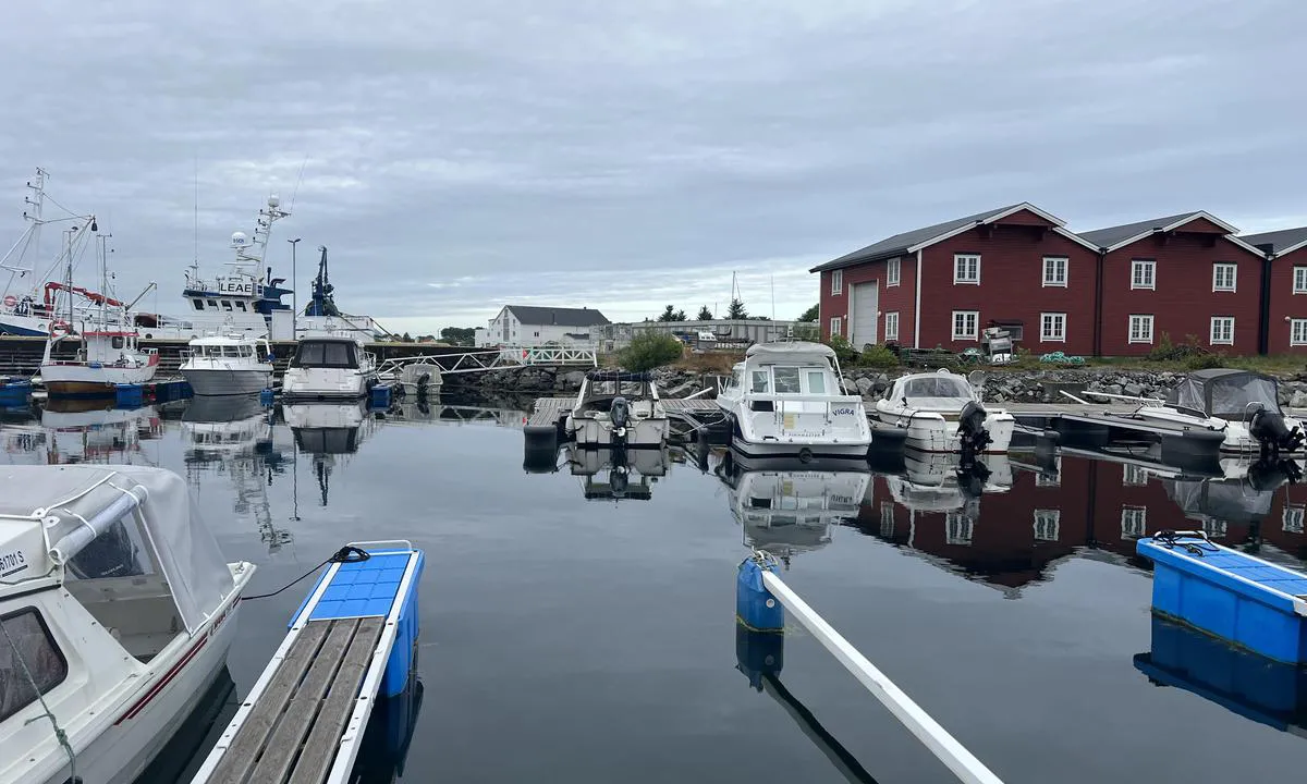 Roald Småbåtforening: Søndre flytebrygge. Helt på yttersiden ved enden av flytebrygga er fortøyning.