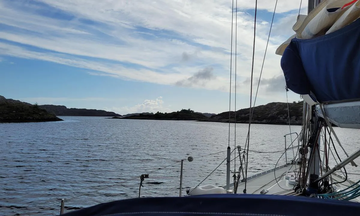 Roaldsfjorden: Innseiling til den nest innerste bukten (9m dybde).