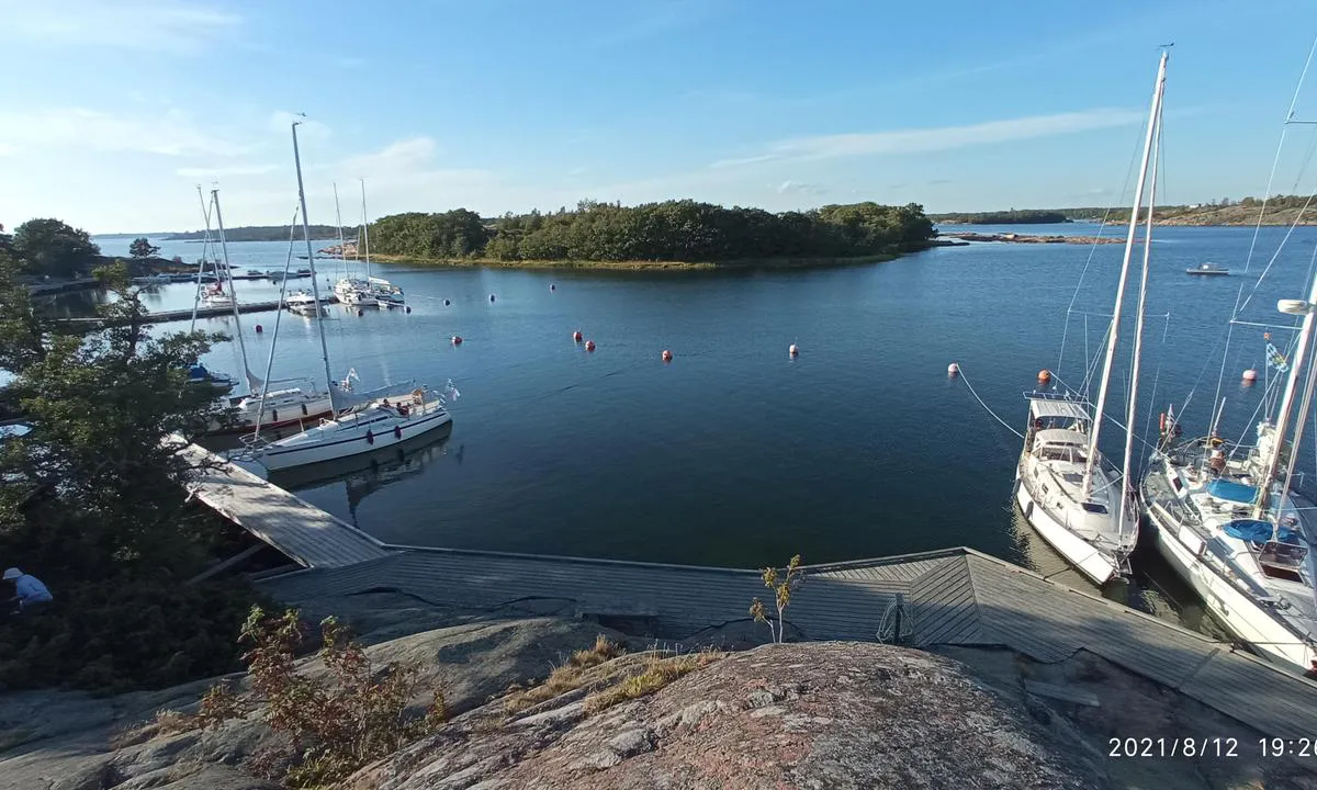 Rodhamn: Left side there is small cafe shop. Possible to anchor front of the pier.