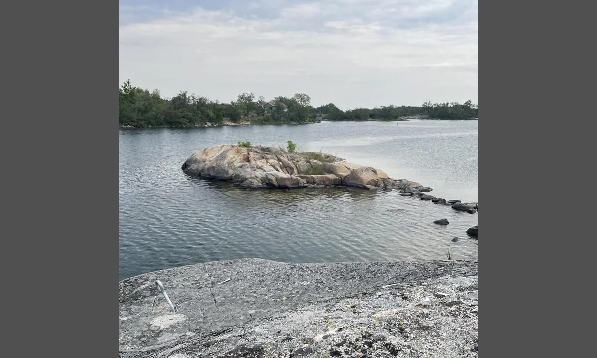 Rödlöga - Megelskär: {"base": "en", "no": "Merk deg kroken p\u00e5 den h\u00f8yeste klippen.", "se": "Observera krok p\u00e5 den h\u00f6gsta klippan.", "en": "Note hook on the highest cliff.", "da": "Bem\u00e6rk krogen p\u00e5 den h\u00f8jeste klippe.", "fr": "Notez le crochet sur la plus haute falaise.", "de": "Beachten Sie den Haken auf der h\u00f6chsten Klippe.", "es": "Nota el gancho en el acantilado m\u00e1s alto.", "it": "Nota l'ancora sulla scogliera pi\u00f9 alta.", "pt": "Observe o gancho no penhasco mais alto.", "nl": "Let op de haak op de hoogste klif.", "pl": "Zwr\u00f3\u0107 uwag\u0119 na haczyk na najwy\u017cszym klifie.", "uk": "\u0417\u0432\u0435\u0440\u043d\u0456\u0442\u044c \u0443\u0432\u0430\u0433\u0443 \u043d\u0430 \u0433\u0430\u043a \u043d\u0430 \u043d\u0430\u0439\u0432\u0438\u0449\u0456\u0439 \u0441\u043a\u0435\u043b\u0456.", "ro": "Not\u0103 c\u00e2rligul pe cea mai \u00eenalt\u0103 st\u00e2nc\u0103.", "tr": "En y\u00fcksek u\u00e7urumda kancaya dikkat edin.", "el": "\u03a3\u03b7\u03bc\u03b5\u03af\u03c9\u03c3\u03b7: \u03b3\u03ac\u03bd\u03c4\u03b6\u03bf\u03c2 \u03c3\u03c4\u03bf\u03bd \u03c8\u03b7\u03bb\u03cc\u03c4\u03b5\u03c1\u03bf \u03b3\u03ba\u03c1\u03b5\u03bc\u03cc.", "cs": "Poznamenejte si h\u00e1\u010dek na nejvy\u0161\u0161\u00edm \u00fatesu.", "hu": "Figyelje meg a horog legmagasabb szikl\u00e1n.", "fi": "Huomioi koukku korkeimmalla kalliolla.", "bg": "\u0417\u0430\u0431\u0435\u043b\u0435\u0436\u0435\u0442\u0435 \u043a\u0443\u043a\u0430\u0442\u0430 \u043d\u0430 \u043d\u0430\u0439-\u0432\u0438\u0441\u043e\u043a\u0430\u0442\u0430 \u0441\u043a\u0430\u043b\u0430.", "sr": "\u0417\u0430\u0431\u0435\u043b\u0435\u0436\u0438\u0442\u0435 \u043a\u0443\u043a\u0443 \u043d\u0430 \u043d\u0430\u0458\u0432\u0438\u0448\u043e\u0458 \u043b\u0438\u0442\u0438\u0446\u0438.", "et": "Pane t\u00e4hele konksu k\u00f5rgeimal kaljul.", "lv": "Piez\u012bme \u0101\u0137is uz augst\u0101k\u0101s klints.", "lt": "Atkreipkite d\u0117mes\u012f \u012f kabliuk\u0105 ant auk\u0161\u010diausios uolos."}