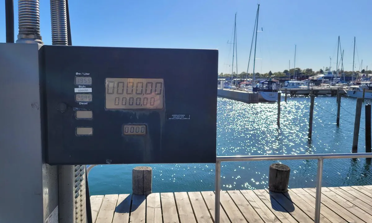 Rødvig Lystbådehavn: {"base": "de", "no": "Drivstoffstasjon i sportsb\u00e5thavnen.", "se": "Br\u00e4nslestation i sportb\u00e5thamn.", "en": "Fuel station in the marina.", "da": "Br\u00e6ndstofstation i lystb\u00e5dehavnen.", "fr": "Station de carburant dans le port de plaisance.", "de": "Fuel station im Sportboothafen.", "es": "Estaci\u00f3n de combustible en el puerto deportivo.", "it": "Stazione di carburante nel porto turistico.", "pt": "Esta\u00e7\u00e3o de combust\u00edvel na marina desportiva.", "nl": "Tankstation in de jachthaven.", "pl": "Stacja paliw w porcie jachtowym.", "uk": "\u0417\u0430\u043f\u0440\u0430\u0432\u043d\u0430 \u0441\u0442\u0430\u043d\u0446\u0456\u044f \u0432 \u0441\u043f\u043e\u0440\u0442\u0438\u0432\u043d\u0456\u0439 \u0433\u0430\u0432\u0430\u043d\u0456.", "ro": "Sta\u021bia de alimentare \u00een portul de agrement.", "tr": "Sportif yat liman\u0131nda yak\u0131t istasyonu.", "el": "\u03a3\u03c4\u03b1\u03b8\u03bc\u03cc\u03c2 \u03ba\u03b1\u03c5\u03c3\u03af\u03bc\u03c9\u03bd \u03c3\u03c4\u03bf \u03bb\u03b9\u03bc\u03ac\u03bd\u03b9 \u03b1\u03b8\u03bb\u03b7\u03c4\u03b9\u03ba\u03ce\u03bd \u03c3\u03ba\u03b1\u03c6\u03ce\u03bd.", "cs": "\u010cerpac\u00ed stanice v p\u0159\u00edstavu pro sportovn\u00ed lod\u011b.", "hu": "\u00dczemanyag\u00e1llom\u00e1s a sportkik\u00f6t\u0151ben.", "fi": "Polttoaineasema urheilusatamassa.", "bg": "\u0411\u0435\u043d\u0437\u0438\u043d\u043e\u0441\u0442\u0430\u043d\u0446\u0438\u044f \u0432 \u043f\u0440\u0438\u0441\u0442\u0430\u043d\u0438\u0449\u0435\u0442\u043e \u0437\u0430 \u0441\u043f\u043e\u0440\u0442\u043d\u0438 \u043b\u043e\u0434\u043a\u0438.", "sr": "Benzinska stanica u luci za sportske brodove.", "et": "K\u00fctusetankla jahtsadamate sadamas.", "lv": "D\u012bze\u013cdegvielas uzpildes stacija sporta jahtu ost\u0101.", "lt": "Kuro stotis sportini\u0173 laiv\u0173 uoste."}