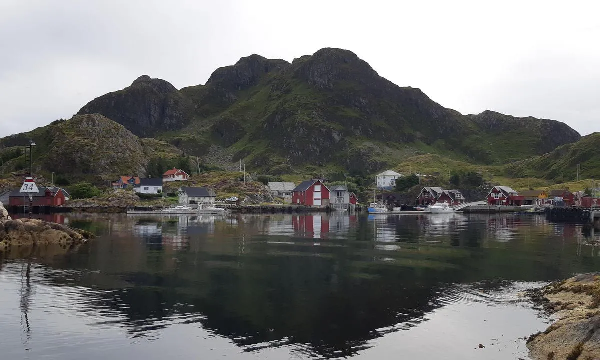 Rognaldsvåg: Havna sett fra moloen.