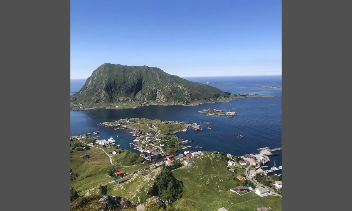 Rognaldsvåg: Bildet viser den sørlige delen av havna, og sundet (lav bro og grunt) som binder sammen havnene. Helt til høyre i bildet er den nordlige delen med gjestebrygge, butikk og rutebåtkai.