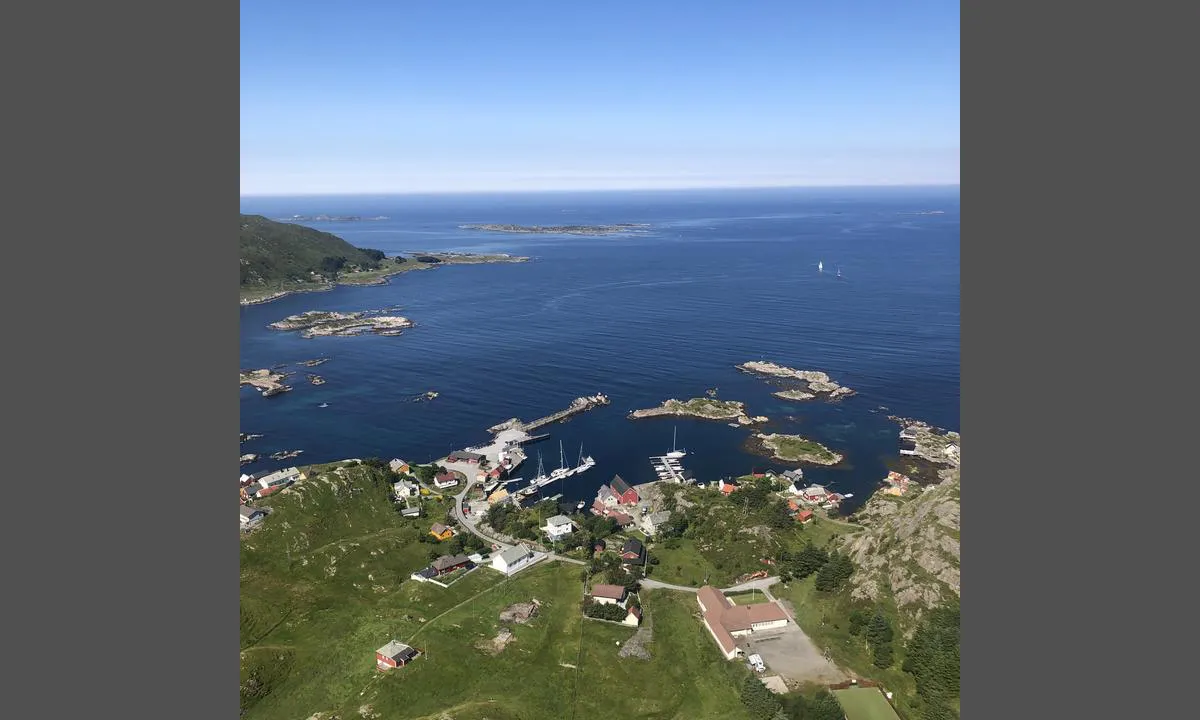 Rognaldsvåg: Bildet viser den nordre del av havnen, her er det og lang betongkai (forlenget i juli21) gjestebrygge. Også andre brygger i havnen brukes som gjestebrygge, men da etter avtale.