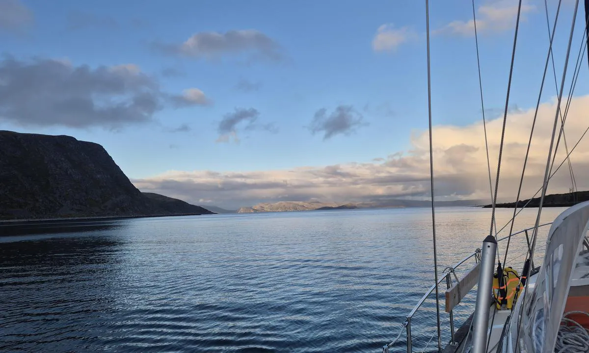 Rolfsøyhavn: {"base": "en", "no": "Ser ut (/\u00f8st) over bukten.", "se": "Titta ut (/\u00f6ster) fr\u00e5n viken.", "en": "Looking out (/east) of the bay.", "da": "Kigger ud (/\u00f8st) af bugten.", "fr": "Regardant (/est) de la baie.", "de": "Blick (/osten) aus der Bucht.", "es": "Mirando hacia afuera (/este) de la bah\u00eda.", "it": "Guardando verso (/est) della baia.", "pt": "Olhando para fora (/leste) da ba\u00eda.", "nl": "Uitkijkend (/oost) over de baai.", "pl": "Patrz\u0105c w kierunku (/wsch\u00f3d) zatoki.", "uk": "\u0414\u0438\u0432\u043b\u044f\u0447\u0438\u0441\u044c <i>(\u043d\u0430 \u0441\u0445\u0456\u0434)</i> \u0437\u0430\u0442\u043e\u043a\u0438.", "ro": "Privind (/est) din golf.", "tr": "Koyun (do\u011fu) y\u00f6n\u00fcne bakarken.", "el": "\u039a\u03bf\u03b9\u03c4\u03ac\u03b6\u03bf\u03bd\u03c4\u03b1\u03c2 \u03ad\u03be\u03c9 (/\u03b1\u03bd\u03b1\u03c4\u03bf\u03bb\u03b9\u03ba\u03ac) \u03b1\u03c0\u03cc \u03c4\u03bf\u03bd \u03ba\u03cc\u03bb\u03c0\u03bf.", "cs": "D\u00edv\u00e1me se (/v\u00fdchodn\u011b) z\u00e1livu.", "hu": "A \u00f6b\u00f6lre n\u00e9zve (/kelet)", "fi": "Katsottaessa (/it\u00e4) lahdesta ulosp\u00e4in.", "bg": "\u0413\u043b\u0435\u0434\u0430\u0439\u043a\u0438 \u043d\u0430 \u0438\u0437\u0442\u043e\u043a \u043e\u0442 \u0437\u0430\u043b\u0438\u0432\u0430.", "sr": "Gledaju\u0107i prema (= /istoku) zaliva.", "et": "Vaatame lahe (/ida poole).", "lv": "Skatoties uz (austrumiem) no l\u012b\u010da.", "lt": "\u017dvelgiant \u012f \u012flank\u0105 (/rytus)."}