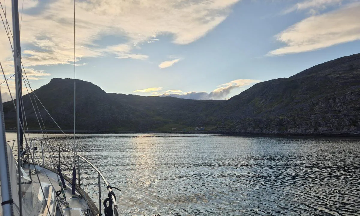 Rolfsøyhavn: {"base": "en", "no": "Bukten/kysten sett fra ankerplassen. Holdeforholdene var gode i sand og tang. Beskyttelsen mot d\u00f8nningene var ganske bra.", "se": "Viken/stranden sedd fr\u00e5n ankringsplatsen. H\u00e5llningen var bra i sand och sj\u00f6gr\u00e4s. Skyddet mot dyningar var ganska bra.", "en": "The bay/shore seen from the anchorage. The holding was good in sand and seaweed. The protection from the swell was fairly good.", "da": "Bugten/kysten set fra ankerpladsen. Ankergrundlaget var godt i sand og tang. Beskyttelsen mod b\u00f8lgerne var rimelig god.", "fr": "La baie/rivage vu de l'ancrage. La tenue \u00e9tait bonne dans le sable et les algues. La protection contre la houle \u00e9tait assez bonne.", "de": "Die Bucht/K\u00fcste vom Ankerplatz aus gesehen. Der Halt im Sand und Seegras war gut. Der Schutz vor dem Wellengang war ziemlich gut.", "es": "La bah\u00eda/costa vista desde el fondeadero. El agarre era bueno en arena y algas marinas. La protecci\u00f3n del oleaje era bastante buena.", "it": "La baia/costa vista dall'ancoraggio. La tenuta era buona su sabbia e alghe marine. La protezione dal moto ondoso era abbastanza buona.", "pt": "A ba\u00eda/costa vista da \u00e2ncora. A fixa\u00e7\u00e3o era boa em areia e algas marinhas. A prote\u00e7\u00e3o contra a ondula\u00e7\u00e3o era razoavelmente boa.", "nl": "De baai/kust gezien vanaf de ankerplaats. De grip was goed in zand en zeewier. De bescherming tegen de deining was redelijk goed.", "pl": "Zatoka/brzeg widziana z kotwicowiska. Kotwicowisko by\u0142o dobre na piasku i wodorostach. Ochrona przed falowaniem by\u0142a do\u015b\u0107 dobra.", "uk": "\u0417\u0430\u0442\u043e\u043a\u0430/\u0431\u0435\u0440\u0435\u0433, \u0432\u0438\u0434\u043d\u043e \u0437 \u044f\u043a\u043e\u0440\u043d\u043e\u0457 \u0441\u0442\u043e\u044f\u043d\u043a\u0438. \u042f\u043a\u0456\u0440 \u0442\u0440\u0438\u043c\u0430\u0432\u0441\u044f \u0434\u043e\u0431\u0440\u0435 \u043d\u0430 \u043f\u0456\u0441\u043a\u0443 \u0442\u0430 \u0432\u043e\u0434\u043e\u0440\u043e\u0441\u0442\u044f\u0445. \u0417\u0430\u0445\u0438\u0441\u0442 \u0432\u0456\u0434 \u0445\u0432\u0438\u043b\u044c \u0431\u0443\u0432 \u0434\u043e\u0441\u0438\u0442\u044c \u0434\u043e\u0431\u0440\u0438\u043c.", "ro": "Golful/\u021b\u0103rmul v\u0103zut de la ancoraj. Ancorarea era bun\u0103 \u00een nisip \u0219i alge marine. Protec\u021bia \u00eempotriva valurilor era destul de bun\u0103.", "tr": "Demirleme yerinden g\u00f6r\u00fclen koy/k\u0131y\u0131. Kum ve deniz yosununda tutunma iyiydi. Dalgalanmadan koruma olduk\u00e7a iyiydi.", "el": "\u039f \u03ba\u03cc\u03bb\u03c0\u03bf\u03c2/\u03b1\u03ba\u03c4\u03ae \u03c0\u03bf\u03c5 \u03c6\u03b1\u03af\u03bd\u03b5\u03c4\u03b1\u03b9 \u03b1\u03c0\u03cc \u03c4\u03bf \u03b1\u03b3\u03ba\u03c5\u03c1\u03bf\u03b2\u03cc\u03bb\u03b9\u03bf. \u0397 \u03c3\u03c5\u03b3\u03ba\u03c1\u03ac\u03c4\u03b7\u03c3\u03b7 \u03ae\u03c4\u03b1\u03bd \u03ba\u03b1\u03bb\u03ae \u03c3\u03c4\u03b7\u03bd \u03ac\u03bc\u03bc\u03bf \u03ba\u03b1\u03b9 \u03c4\u03b1 \u03c6\u03cd\u03ba\u03b9\u03b1. \u0397 \u03c0\u03c1\u03bf\u03c3\u03c4\u03b1\u03c3\u03af\u03b1 \u03b1\u03c0\u03cc \u03c4\u03bf\u03bd \u03ba\u03c5\u03bc\u03b1\u03c4\u03b9\u03c3\u03bc\u03cc \u03ae\u03c4\u03b1\u03bd \u03b1\u03c1\u03ba\u03b5\u03c4\u03ac \u03ba\u03b1\u03bb\u03ae.", "cs": "Z\u00e1liv/pob\u0159e\u017e\u00ed vid\u011bn\u00e9 z kotvi\u0161t\u011b. Dr\u017een\u00ed bylo dobr\u00e9 v p\u00edsku a mo\u0159sk\u00fdch \u0159as\u00e1ch. Ochrana p\u0159ed vlnami byla docela dobr\u00e1.", "hu": "A horgonyz\u00f3helyr\u0151l l\u00e1that\u00f3 \u00f6b\u00f6l/part. A tart\u00e1s j\u00f3 volt homokban \u00e9s tengeri h\u00edn\u00e1rban. A hull\u00e1mokt\u00f3l val\u00f3 v\u00e9delem meglehet\u0151sen j\u00f3 volt.", "fi": "Lahti/ranta n\u00e4htyn\u00e4 ankkuripaikalta. Pito oli hyv\u00e4 hiekassa ja merilev\u00e4ss\u00e4. Suoja aallokolta oli melko hyv\u00e4.", "bg": "\u0417\u0430\u043b\u0438\u0432\u044a\u0442/\u0431\u0440\u0435\u0433\u044a\u0442 \u0432\u0438\u0434\u044f\u043d \u043e\u0442 \u043a\u043e\u0442\u0432\u043e\u0434\u044a\u0440\u0436\u0430\u043d\u0438\u0435\u0442\u043e. \u0417\u0430\u0434\u044a\u0440\u0436\u0430\u043d\u0435\u0442\u043e \u0431\u0435\u0448\u0435 \u0434\u043e\u0431\u0440\u043e \u0432 \u043f\u044f\u0441\u044a\u043a \u0438 \u043c\u043e\u0440\u0441\u043a\u0430 \u0442\u0440\u0435\u0432\u0430. \u0417\u0430\u0449\u0438\u0442\u0430\u0442\u0430 \u043e\u0442 \u0432\u044a\u043b\u043d\u0438\u0442\u0435 \u0431\u0435\u0448\u0435 \u0441\u0440\u0430\u0432\u043d\u0438\u0442\u0435\u043b\u043d\u043e \u0434\u043e\u0431\u044a\u0440.", "sr": "Zaliv/obala vi\u0111ena sa sidri\u0161ta. Sidrenje je bilo dobro na pesku i morskoj travi. Za\u0161tita od talasa je bila prili\u010dno dobra.", "et": "Laht/rannik vaadatuna ankrukohalt. Ankru pidamine oli hea liivas ja merevetikates. Kaitse lainetuse eest oli \u00fcsna hea.", "lv": "L\u012bcis/krasts redzams no enkuro\u0161an\u0101s vietas. Tur\u0113\u0161an\u0101s bija laba smilt\u012bs un j\u016brasz\u0101l\u0113s. Aizsardz\u012bba pret vi\u013c\u0146iem bija diezgan laba.", "lt": "\u012elanka/krantas matomas i\u0161 inkaravimo vietos. Laikymasis buvo geras sm\u0117lyje ir j\u016bros dumble. Apsauga nuo bangavimo buvo pakankamai gera."}