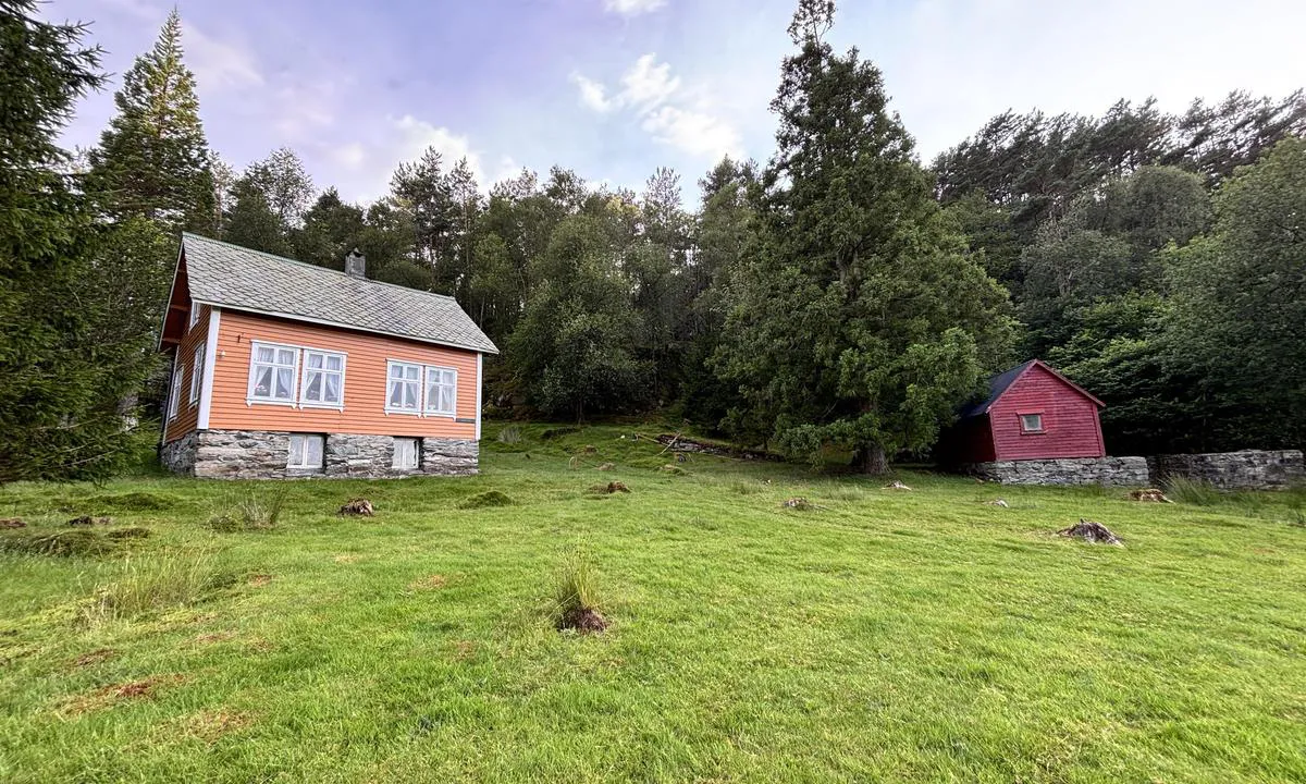 Romsaøyane - Grindanes: {"base": "no", "no": "Gammelt g\u00e5rdsbruk (restaurert) like ved", "se": "Gammal g\u00e5rd (restaurerad) precis vid", "en": "Old farm (restored) nearby", "da": "Gammelt bondeg\u00e5rd (restaureret) lige ved", "fr": "Ancienne ferme (restaur\u00e9e) juste \u00e0 c\u00f4t\u00e9", "de": "Alte (restaurierte) Bauernhof gleich daneben", "es": "Antigua granja (restaurada) justo al lado", "it": "Vecchia fattoria (restaurata) appena vicino", "pt": "Antiga explora\u00e7\u00e3o agr\u00edcola (restaurada) nas proximidades", "nl": "Gerehabiliteerde hoeve (gerestaureerd) vlakbij", "pl": "Stare gospodarstwo rolne (odrestaurowane) tu\u017c przy", "uk": "\u0421\u0442\u0430\u0440\u0435 \u0433\u043e\u0441\u043f\u043e\u0434\u0430\u0440\u0441\u0442\u0432\u043e (\u0432\u0456\u0434\u0440\u0435\u0441\u0442\u0430\u0432\u0440\u043e\u0432\u0430\u043d\u043e) \u043f\u0440\u044f\u043c\u043e \u043f\u043e\u0440\u0443\u0447", "ro": "Veche ferm\u0103 (restaurat\u0103) chiar l\u00e2ng\u0103", "tr": "Eski \u00e7iftlik kullan\u0131m\u0131 (restorasyon yap\u0131lm\u0131\u015f) hemen yan\u0131nda", "el": "\u0391\u03bd\u03b1\u03ba\u03b1\u03b9\u03bd\u03b9\u03c3\u03bc\u03ad\u03bd\u03bf \u03c0\u03b1\u03bb\u03b9\u03cc \u03b1\u03b3\u03c1\u03cc\u03ba\u03c4\u03b7\u03bc\u03b1 \u03b1\u03ba\u03c1\u03b9\u03b2\u03ce\u03c2 \u03b4\u03af\u03c0\u03bb\u03b1", "cs": "Star\u00fd statek (zrestaurovan\u00fd) hned vedle", "hu": "Fel\u00faj\u00edtott r\u00e9gi tanya k\u00f6zvetlen\u00fcl mellette", "fi": "Vanha maatila (restauroitu) aivan vieress\u00e4", "bg": "\u0421\u0442\u0430\u0440\u0430 \u0444\u0435\u0440\u043c\u0430 (\u0440\u0435\u0441\u0442\u0430\u0432\u0440\u0438\u0440\u0430\u043d\u0430) \u0442\u043e\u0447\u043d\u043e \u043d\u0430\u0431\u043b\u0438\u0437\u043e", "sr": "Staro seosko imanje (restaurirano) u neposrednoj blizini", "et": "Vana talukoht (renoveeritud) otse l\u00e4hedal", "lv": "Restaur\u0113ta veca saimniec\u012bba tie\u0161i blakus", "lt": "Senas \u016bkis (restauruotas) visai \u0161alia"}