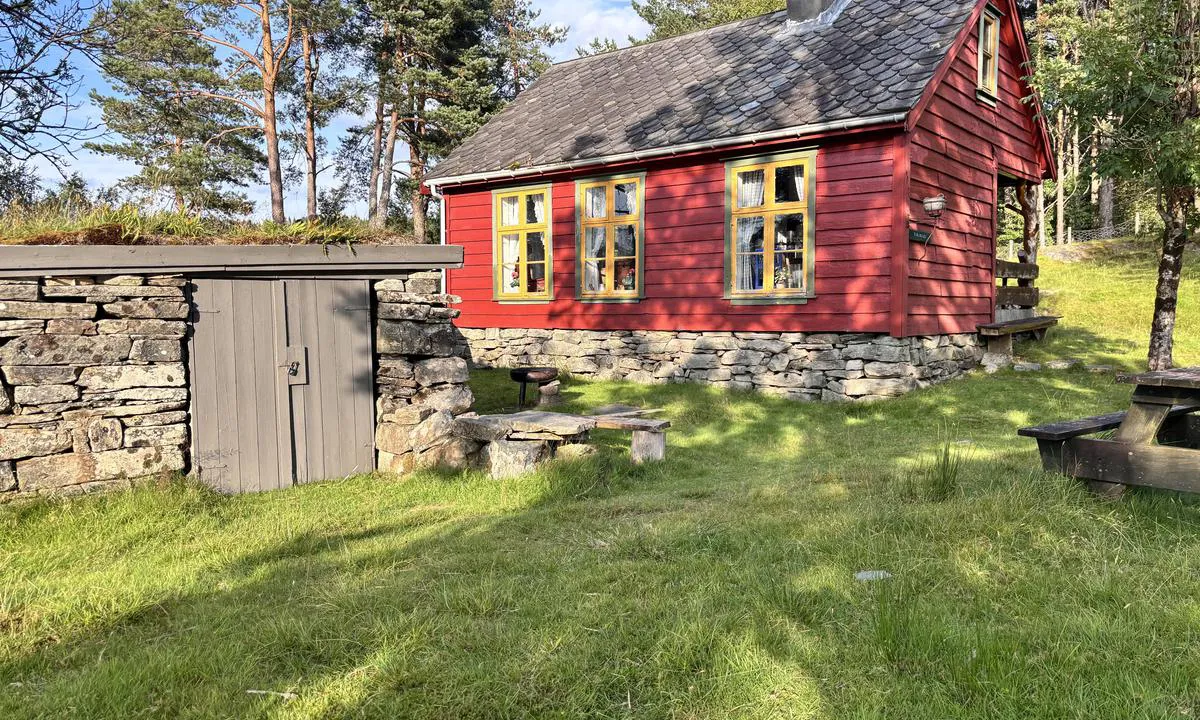 Romsaøyane - Grindanes: {"base": "no", "no": "Det gamle posthuset som er restaurert ligger like oppom kaien", "se": "Det gamla posthuset som \u00e4r restaurerat ligger precis ovanf\u00f6r kajen", "en": "The old post office, which has been restored, is located just above the quay.", "da": "Det gamle posthus som er restaureret ligger lige oppe ved kajen", "fr": "Le vieux bureau de poste restaur\u00e9 se trouve juste au-dessus du quai", "de": "Das alte Posthaus, das restauriert wurde, liegt direkt oberhalb des Kais", "es": "La antigua casa de correos que ha sido restaurada se encuentra justo encima del muelle", "it": "Il vecchio ufficio postale restaurato si trova proprio sopra il molo", "pt": "A antiga esta\u00e7\u00e3o dos correios que foi restaurada fica logo acima do cais", "nl": "Het oude, gerestaureerde postkantoor ligt direct boven de kade", "pl": "Stary budynek pocztowy, kt\u00f3ry zosta\u0142 odrestaurowany, znajduje si\u0119 tu\u017c nad przystani\u0105", "uk": "\u0412\u0456\u0434\u0440\u0435\u0441\u0442\u0430\u0432\u0440\u043e\u0432\u0430\u043d\u0430 \u0441\u0442\u0430\u0440\u0430 \u043f\u043e\u0448\u0442\u0430 \u0440\u043e\u0437\u0442\u0430\u0448\u043e\u0432\u0430\u043d\u0430 \u043f\u0440\u044f\u043c\u043e \u0431\u0456\u043b\u044f \u043f\u0440\u0438\u0447\u0430\u043b\u0443", "ro": "Vechea oficiu po\u0219tal restaurat\u0103 se afl\u0103 chiar deasupra cheiului", "tr": "Eski postane restore edilmi\u015f olup hemen iskele'nin yukar\u0131s\u0131nda yer almaktad\u0131r.", "el": "\u03a4\u03bf \u03c0\u03b1\u03bb\u03b9\u03cc \u03c4\u03b1\u03c7\u03c5\u03b4\u03c1\u03bf\u03bc\u03b5\u03af\u03bf \u03c0\u03bf\u03c5 \u03ad\u03c7\u03b5\u03b9 \u03b1\u03bd\u03b1\u03ba\u03b1\u03b9\u03bd\u03b9\u03c3\u03c4\u03b5\u03af \u03b2\u03c1\u03af\u03c3\u03ba\u03b5\u03c4\u03b1\u03b9 \u03b1\u03ba\u03c1\u03b9\u03b2\u03ce\u03c2 \u03c0\u03ac\u03bd\u03c9 \u03b1\u03c0\u03cc \u03c4\u03b7\u03bd \u03c0\u03c1\u03bf\u03b2\u03bb\u03ae\u03c4\u03b1", "cs": "Star\u00fd po\u0161tovn\u00ed d\u016fm, kter\u00fd je zrestaurovan\u00fd, se nach\u00e1z\u00ed hned nad moly.", "hu": "A fel\u00faj\u00edtott r\u00e9gi postahivatal k\u00f6zvetlen\u00fcl a m\u00f3l\u00f3 mellett tal\u00e1lhat\u00f3.", "fi": "Vanha kunnostettu postitalo sijaitsee aivan laiturin vieress\u00e4", "bg": "\u0421\u0442\u0430\u0440\u0430\u0442\u0430 \u043f\u043e\u0449\u0435\u043d\u0441\u043a\u0430 \u0441\u0442\u0430\u043d\u0446\u0438\u044f, \u043a\u043e\u044f\u0442\u043e \u0435 \u0440\u0435\u0441\u0442\u0430\u0432\u0440\u0438\u0440\u0430\u043d\u0430, \u0441\u0435 \u043d\u0430\u043c\u0438\u0440\u0430 \u0442\u043e\u0447\u043d\u043e \u043d\u0430\u0434 \u043a\u0435\u044f.", "sr": "Stara po\u0161ta koja je restaurirana nalazi se odmah iznad doka", "et": "Vanasti taastatud postimaja asub otse kai kohal", "lv": "Restaur\u0113t\u0101 vec\u0101 pasts \u0113ka atrodas tie\u0161i pie piest\u0101tnes", "lt": "Senasis pa\u0161tas, kuris yra restauruotas, yra tiesiai vir\u0161 prieplaukos"}