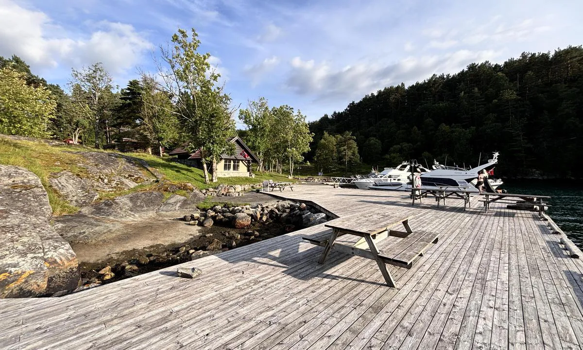 Romsaøyane - Grindanes: {"base": "no", "no": "Flott uthavn med gode brygger. Fort\u00f8yning til flytebrygge eller trekai", "se": "Fin naturhamn med bra bryggor. F\u00f6rt\u00f6jning till flytbrygga eller tr\u00e4brygga.", "en": "Great natural harbour with good piers. Mooring to floating dock or wooden dock.", "da": "Flot uthavn med gode broer. Fort\u00f8jning til flydebro eller tr\u00e6bro", "fr": "Magnifique port abrit\u00e9 avec de bons quais. Amarrage au ponton flottant ou au quai en bois.", "de": "Ausgezeichneter Naturhafen mit guten Stegen. Festmachen an Schwimmsteg oder Holzpier", "es": "Maravilloso puerto natural con buenos muelles. Amarre a muelle flotante o embarcadero de madera", "it": "Splendido porto esterno con buoni moli. Ormeggio al pontile galleggiante o al molo di legno", "pt": "Maravilhoso ancoradouro com bons cais. Amarra\u00e7\u00e3o no cais flutuante ou de madeira.", "nl": "Prachtige buitenhaven met goede aanlegsteigers. Aanleggen aan drijvende steiger of houten kade", "pl": "Wspania\u0142a kotwicowisko z dobrymi pomostami. Cumowanie do p\u0142ywaj\u0105cego pomostu lub drewnianego nabrze\u017ca", "uk": "\u0427\u0443\u0434\u043e\u0432\u0430 \u0437\u0430\u043f\u0430\u0441\u043d\u0430 \u0433\u0430\u0432\u0430\u043d\u044c \u0437 \u0445\u043e\u0440\u043e\u0448\u0438\u043c\u0438 \u043f\u0440\u0438\u0447\u0430\u043b\u0430\u043c\u0438. \u0428\u0432\u0430\u0440\u0442\u0443\u0432\u0430\u043d\u043d\u044f \u0434\u043e \u043f\u043b\u0430\u0432\u0443\u0447\u043e\u0433\u043e \u043f\u0456\u0440\u0441\u0443 \u0430\u0431\u043e \u0434\u0435\u0440\u0435\u0432'\u044f\u043d\u043e\u0433\u043e \u043f\u0440\u0438\u0447\u0430\u043b\u0443", "ro": "Port frumos cu pontoane bune. Ancorare la ponton plutitor sau doc din lemn", "tr": "G\u00fczel bir d\u0131\u015f liman ve iyi r\u0131ht\u0131mlar. Y\u00fczer iskeleye veya tahta iskeleye yana\u015fma", "el": "\u0395\u03be\u03b1\u03b9\u03c1\u03b5\u03c4\u03b9\u03ba\u03cc \u03ba\u03b1\u03c4\u03b1\u03c6\u03cd\u03b3\u03b9\u03bf \u03bc\u03b5 \u03ba\u03b1\u03bb\u03ac \u03c0\u03c1\u03bf\u03b2\u03bb\u03ae\u03c4\u03b5\u03c2. \u0394\u03ad\u03c3\u03b9\u03bc\u03bf \u03c3\u03b5 \u03c0\u03bb\u03c9\u03c4\u03ae \u03b5\u03be\u03ad\u03b4\u03c1\u03b1 \u03ae \u03be\u03cd\u03bb\u03b9\u03bd\u03b7 \u03b1\u03c0\u03bf\u03b2\u03ac\u03b8\u03c1\u03b1", "cs": "Skv\u011bl\u00e1 kotvi\u0161t\u011b s dobr\u00fdmi moly. Upevn\u011bn\u00ed k plovouc\u00edmu molu nebo d\u0159ev\u011bn\u00e9 p\u0159\u00edstavi\u0161t\u011b", "hu": "Sz\u00e9p k\u00fcls\u0151 kik\u00f6t\u0151 j\u00f3 m\u00f3l\u00f3kkal. Kik\u00f6t\u00e9s \u00fasz\u00f3m\u00f3l\u00f3n vagy fa m\u00f3l\u00f3n", "fi": "Upea luonnonsatama, jossa on hyv\u00e4t laiturit. Kiinnittyminen kelluvaan laituriin tai puulaituriin", "bg": "\u0427\u0443\u0434\u0435\u0441\u043d\u043e \u0432\u044a\u043d\u0448\u043d\u043e \u043f\u0440\u0438\u0441\u0442\u0430\u043d\u0438\u0449\u0435 \u0441 \u0434\u043e\u0431\u0440\u0438 \u043a\u0435\u0439\u043e\u0432\u0435. \u0428\u0432\u0430\u0440\u0442\u043e\u0432\u0430\u043d\u0435 \u0434\u043e \u043f\u043b\u0430\u0432\u0430\u0449 \u043a\u0435\u0439 \u0438\u043b\u0438 \u0434\u044a\u0440\u0432\u0435\u043d \u043a\u0435\u0439", "sr": "Prekrasno sidri\u0161te sa dobrim molovima. Privezivanje za plutaju\u0107i mol ili drveni kej", "et": "Suurep\u00e4rane sadam koos suurep\u00e4raste kailadega. Kinnitumine ujuvkai v\u00f5i puidust kai k\u00fclge", "lv": "Lieliska ostas vieta ar labiem piest\u0101t\u0146u konstrukcij\u0101m. Pietauvo\u0161an\u0101s pie peldo\u0161\u0101s piest\u0101tnes vai koka piest\u0101tnes", "lt": "Puiki uosto zona su geromis prieplaukomis. \u0160vartavimasis prie plaukiojan\u010dios ar medin\u0117s prieplaukos"}