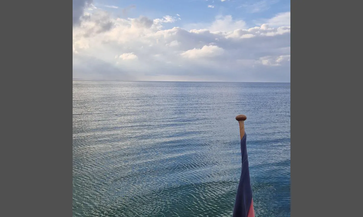 Romsø bouy: {"base": "en", "no": "Utsikt til Storeb\u00e6lt (\u00f8st)", "se": "Utsikt mot Stora B\u00e4lt (\u00f6ster)", "en": "View to the great belt (east)", "da": "Udsigt til Storeb\u00e6lt (\u00f8st)", "fr": "Vue sur le Grand Belt (est)", "de": "Blick auf den Gro\u00dfen Belt (Ost)", "es": "Vista al cintur\u00f3n grande (este)", "it": "Vista sul Grande Belt (est)", "pt": "Vista para o Grande Belt (leste)", "nl": "Uitzicht op de Grote Belt (oost)", "pl": "Widok na Wielki Be\u0142t (wsch\u00f3d)", "uk": "\u0412\u0438\u0434 \u043d\u0430 \u0412\u0435\u043b\u0438\u043a\u0438\u0439 \u0411\u0435\u043b\u044c\u0442 (\u0441\u0445\u0456\u0434)", "ro": "Vedere c\u0103tre centura mare (est)", "tr": "B\u00fcy\u00fck Belt'e bak\u0131\u015f (do\u011fu)", "el": "\u0398\u03ad\u03b1 \u03c0\u03c1\u03bf\u03c2 \u03c4\u03b7 \u039c\u03b5\u03b3\u03ac\u03bb\u03b7 \u0396\u03ce\u03bd\u03b7 (\u03b1\u03bd\u03b1\u03c4\u03bf\u03bb\u03b9\u03ba\u03ac)", "cs": "Pohled na Velk\u00fd Belt (v\u00fdchod)", "hu": "Kil\u00e1t\u00e1s a Nagy-Baelt fel\u00e9 (kelet)", "fi": "N\u00e4kym\u00e4 suuriin v\u00f6ihin (it\u00e4)", "bg": "\u0418\u0437\u0433\u043b\u0435\u0434 \u043a\u044a\u043c \u0413\u043e\u043b\u0435\u043c\u0438\u044f \u0411\u0435\u043b\u0442 (\u0438\u0437\u0442\u043e\u043a)", "sr": "Pogled na Veliki pojas (istok)", "et": "Vaade Suurele Beltile (ida)", "lv": "Skats uz Lielo jostu (austrumos)", "lt": "Vaizdas \u012f Did\u012fj\u012f belt\u0105 (rytai)"}