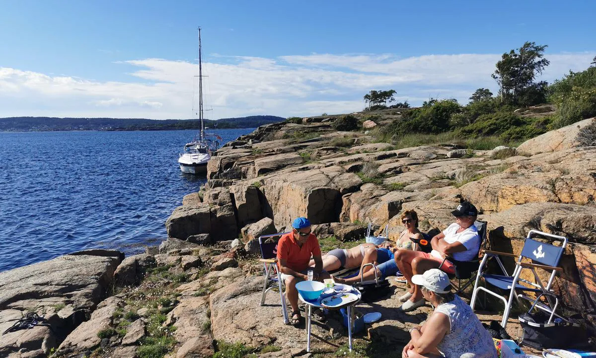 På Roppestadholmen er det godt med plass på svabergene på land.