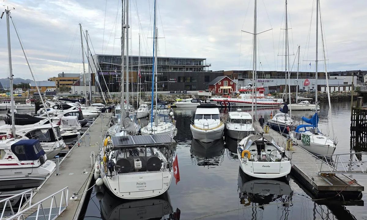 Rørvik Småbåthavn: {"base": "no", "no": "Fullt ikveld 6.Juli 2026", "se": "Fullt ikv\u00e4ll 6 juli 2026", "en": "Full tonight July 6, 2026", "da": "Fuldt i aften 6. juli 2026", "fr": "Complet ce soir 6 juillet 2026", "de": "Voll heute Abend 6. Juli 2026", "es": "Completo esta noche 6 de julio de 2026", "it": "Pieno stasera 6 luglio 2026", "pt": "Cheio esta noite 6 de julho de 2026", "nl": "Vol vanavond 6 juli 2026", "pl": "Pe\u0142en dzisiaj wieczorem 6 lipca 2026", "uk": "\u041f\u043e\u0432\u043d\u043e \u0441\u044c\u043e\u0433\u043e\u0434\u043d\u0456 \u0432\u0432\u0435\u0447\u0435\u0440\u0456 6 \u043b\u0438\u043f\u043d\u044f 2026 \u0440\u043e\u043a\u0443", "ro": "Complet \u00een aceast\u0103 sear\u0103, 6 Iulie 2026", "tr": "Bu gece dolu 6 Temmuz 2026", "el": "\u03a0\u03bb\u03ae\u03c1\u03b5\u03c2 \u03b1\u03c0\u03cc\u03c8\u03b5 6 \u0399\u03bf\u03c5\u03bb\u03af\u03bf\u03c5 2026", "cs": "Pln\u011b obsazeno dnes ve\u010der 6. \u010dervence 2026", "hu": "Ma este tele van 2026. j\u00falius 6.", "fi": "T\u00e4ynn\u00e4 t\u00e4n\u00e4 iltana 6. hein\u00e4kuuta 2026", "bg": "\u041f\u044a\u043b\u0435\u043d \u0442\u0430\u0437\u0438 \u0432\u0435\u0447\u0435\u0440 6 \u044e\u043b\u0438 2026", "sr": "Puno ve\u010deras 6. jula 2026", "et": "T\u00e4is t\u00e4na \u00f5htul, 6. juulil 2026", "lv": "Pilns \u0161ovakar 6. j\u016blij\u0101 2026", "lt": "U\u017epildyta \u0161\u012f vakar\u0105, 2026 m. liepos 6 d."}
